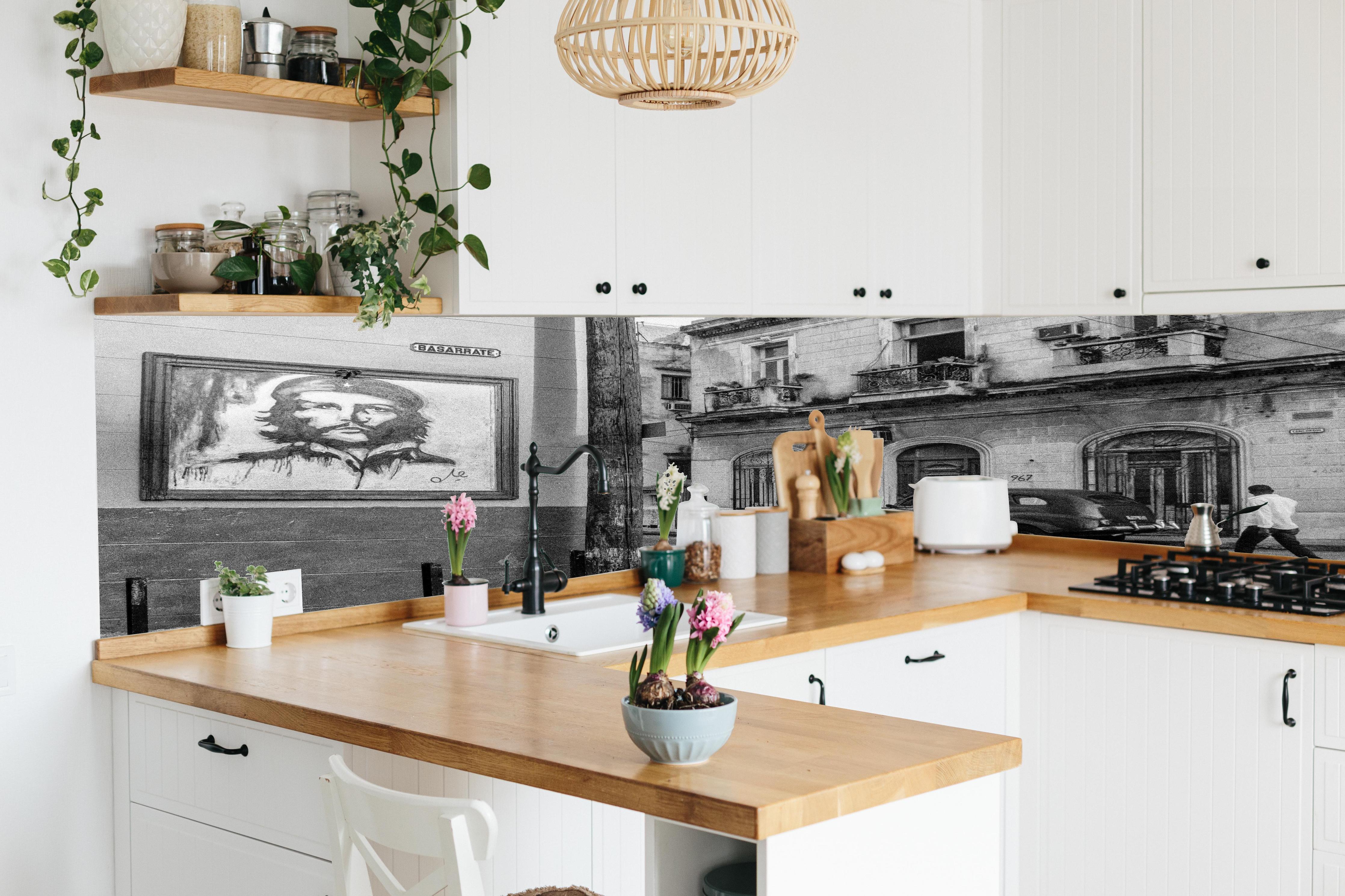 Küche - Schwarz - weißes Stadtbild hinter weißen Hochglanz-Küchenregalen und schwarzem Wasserhahn