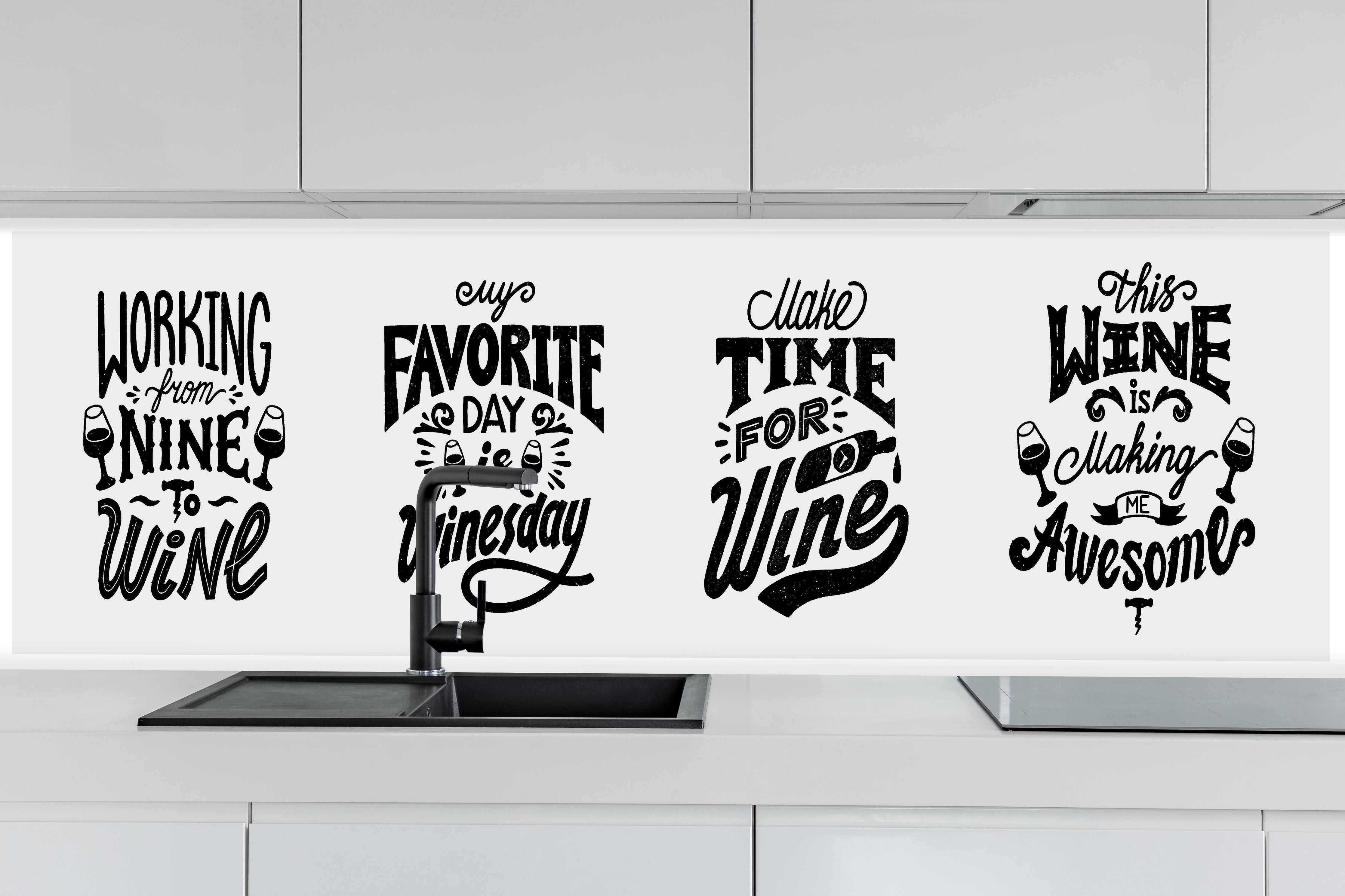 Küche - Schwarz-Weiß Wein Zitate Wandkunst Set hinter weißen Hochglanz-Küchenregalen und schwarzem Wasserhahn