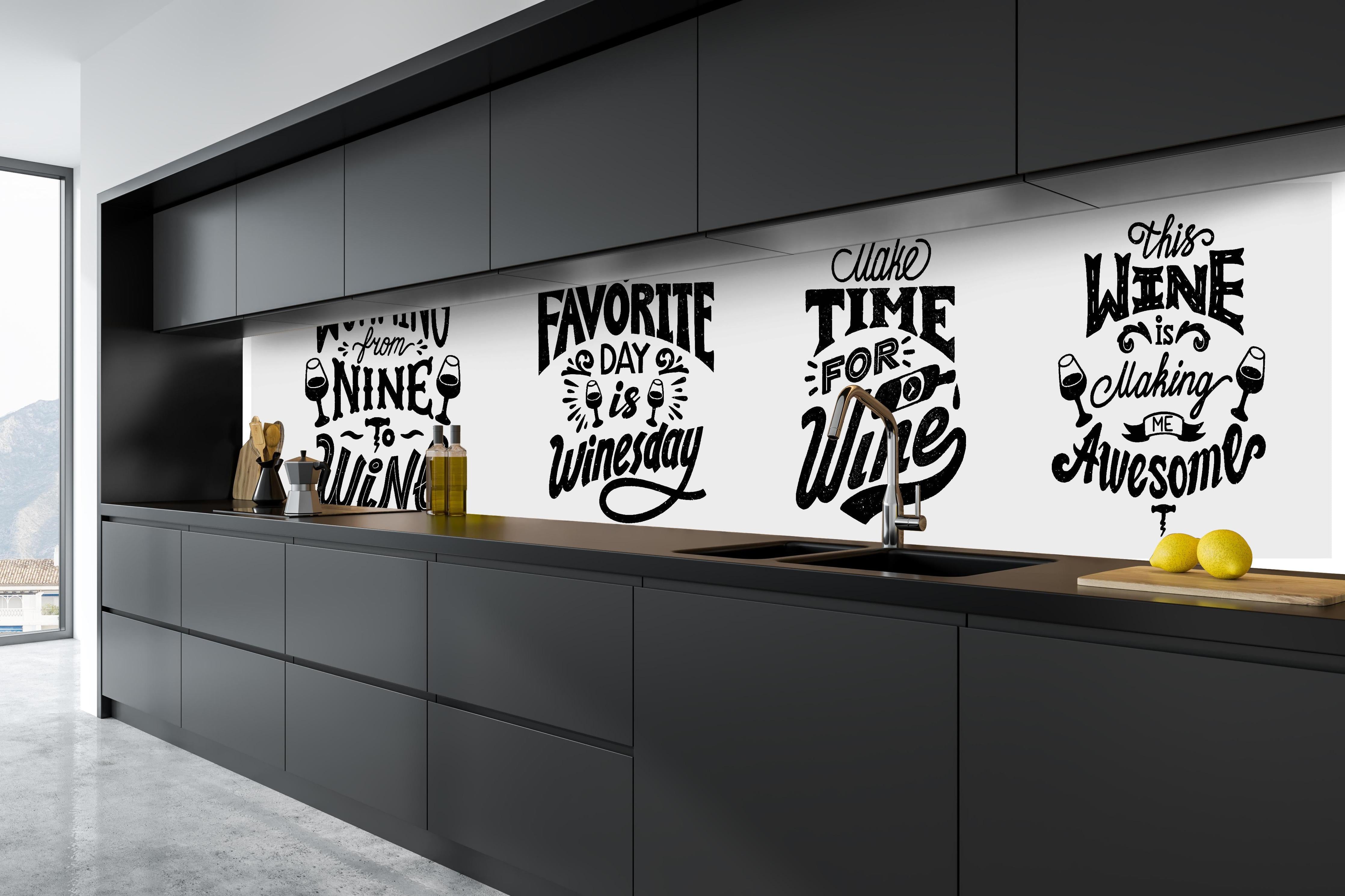 Küche - Schwarz-Weiß Wein Zitate Wandkunst Set hinter weißen Hochglanz-Küchenregalen und schwarzem Wasserhahn