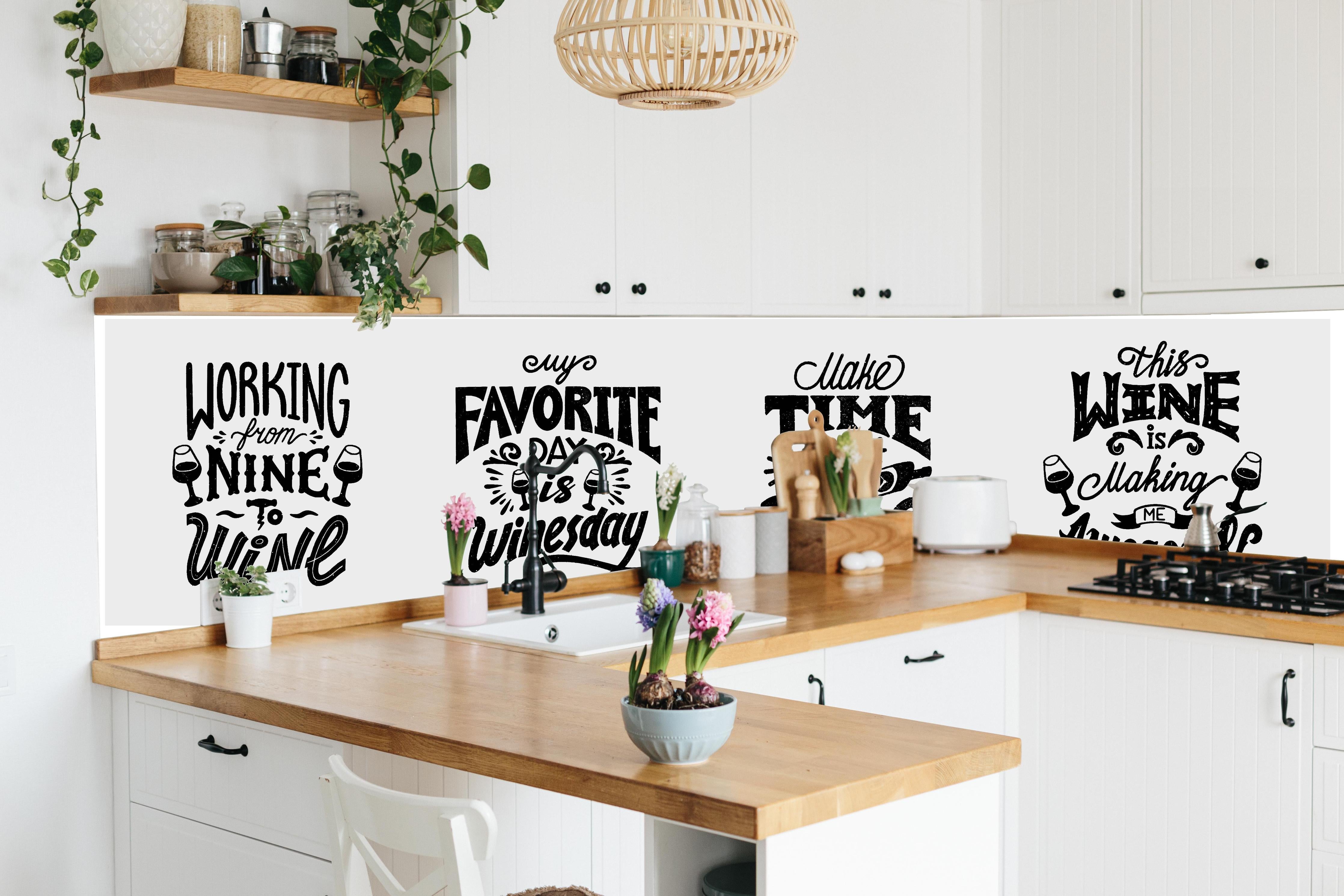Küche - Schwarz-Weiß Wein Zitate Wandkunst Set hinter weißen Hochglanz-Küchenregalen und schwarzem Wasserhahn