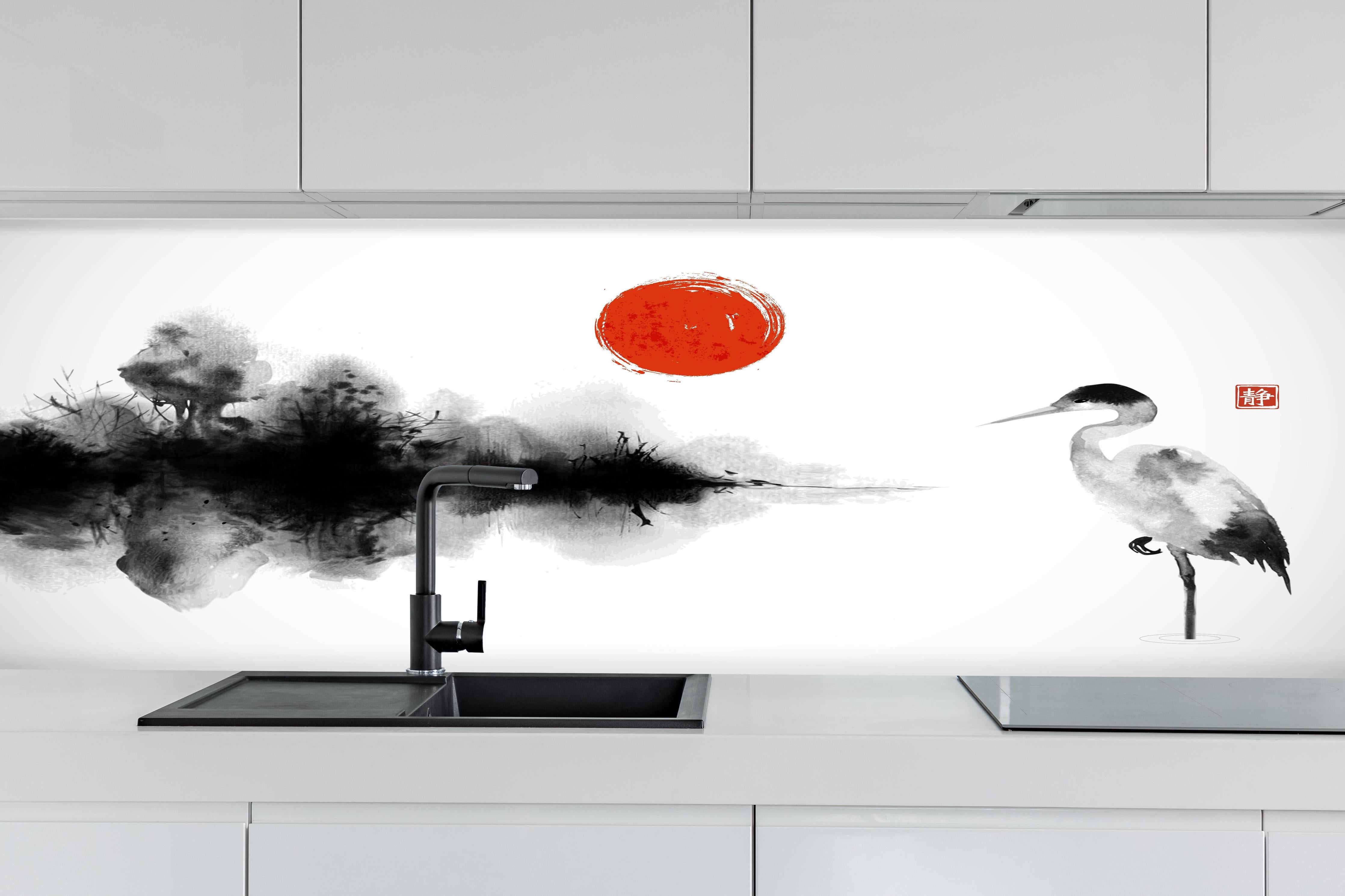 Küche - Schwarz-Weiße Kranich Zeichnung mit Rot hinter weißen Hochglanz-Küchenregalen und schwarzem Wasserhahn