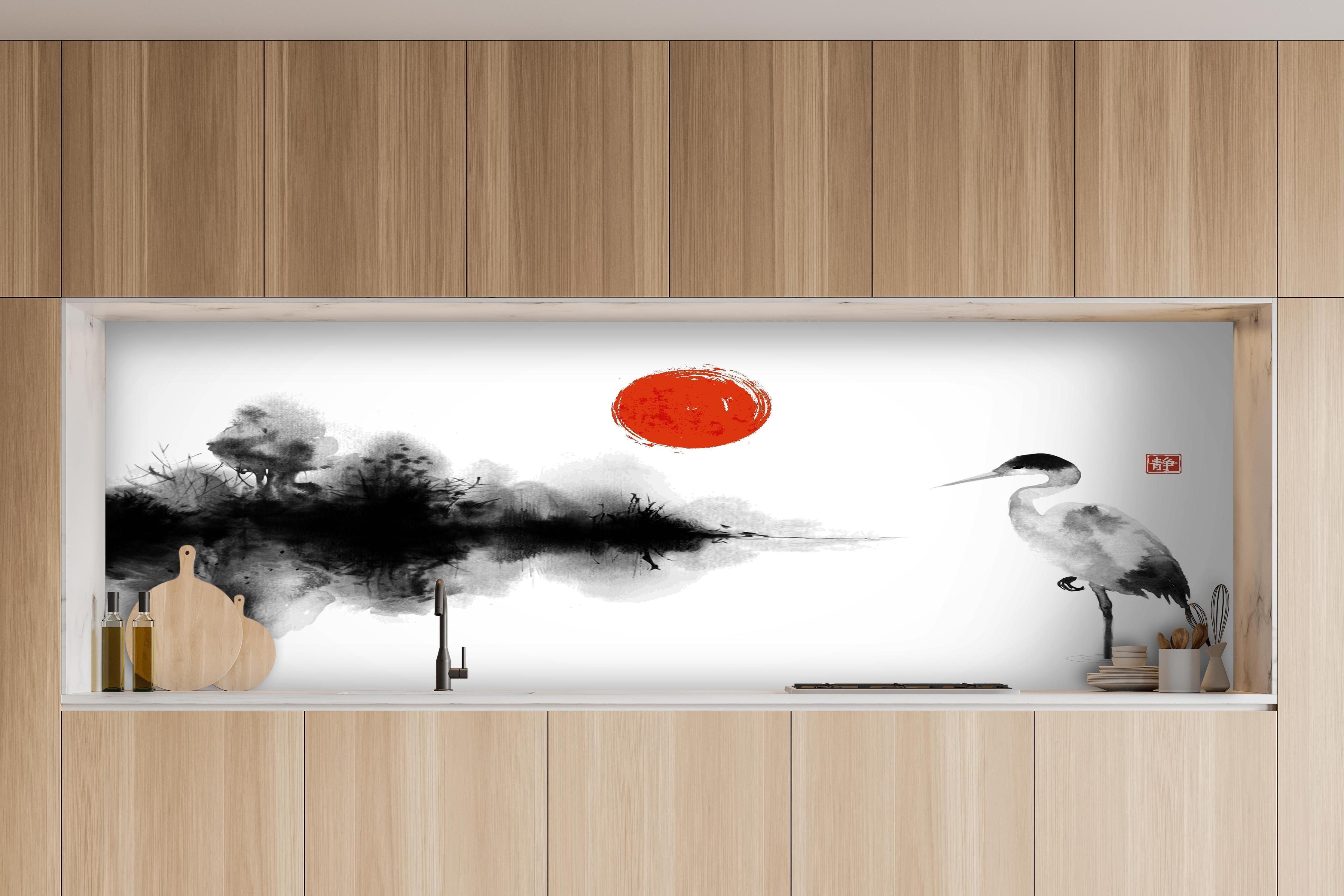 Küche - Schwarz-Weiße Kranich Zeichnung mit Rot hinter weißen Hochglanz-Küchenregalen und schwarzem Wasserhahn