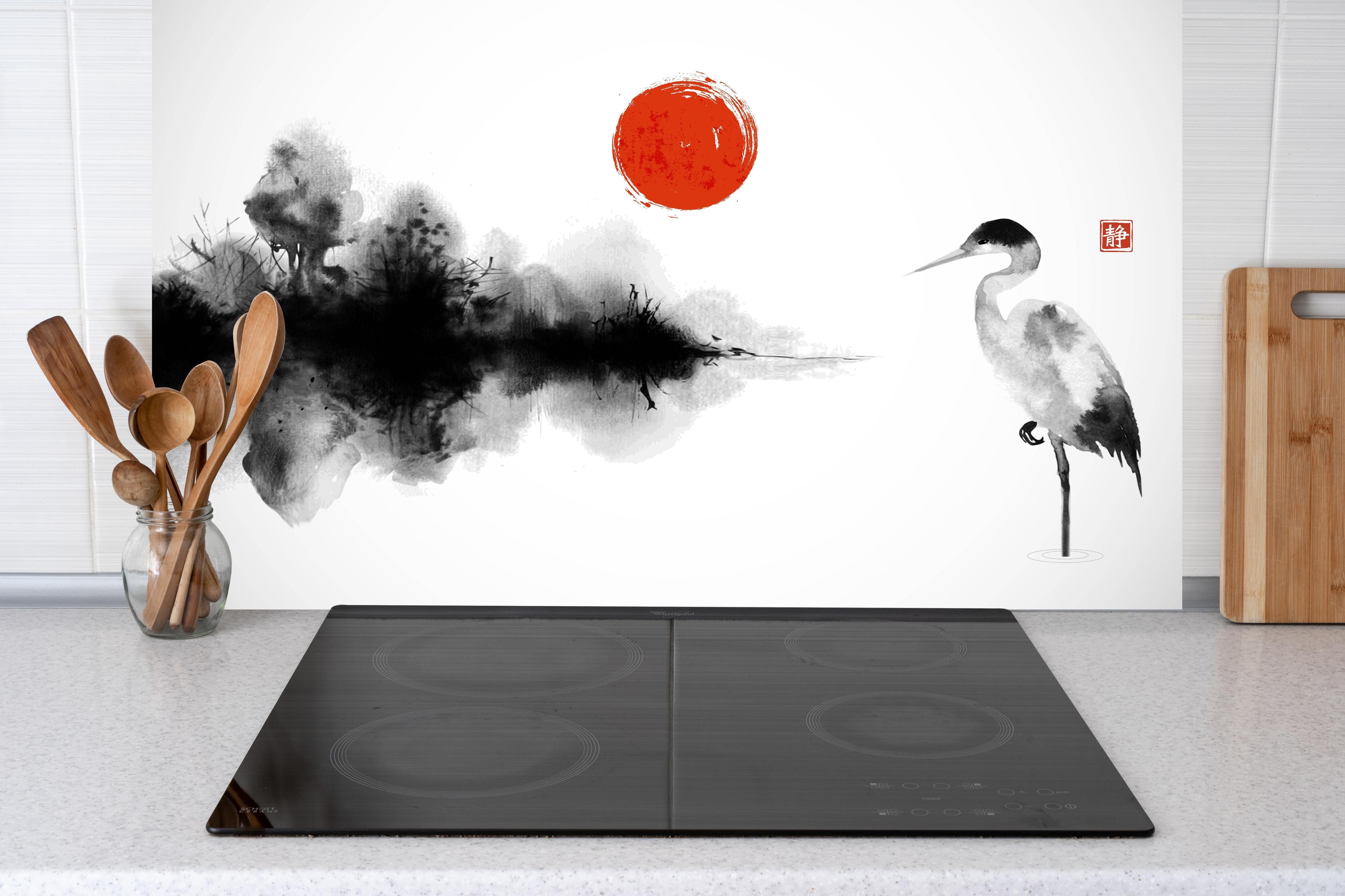 Küche - Schwarz-Weiße Kranich Zeichnung mit Rot hinter weißen Hochglanz-Küchenregalen und schwarzem Wasserhahn