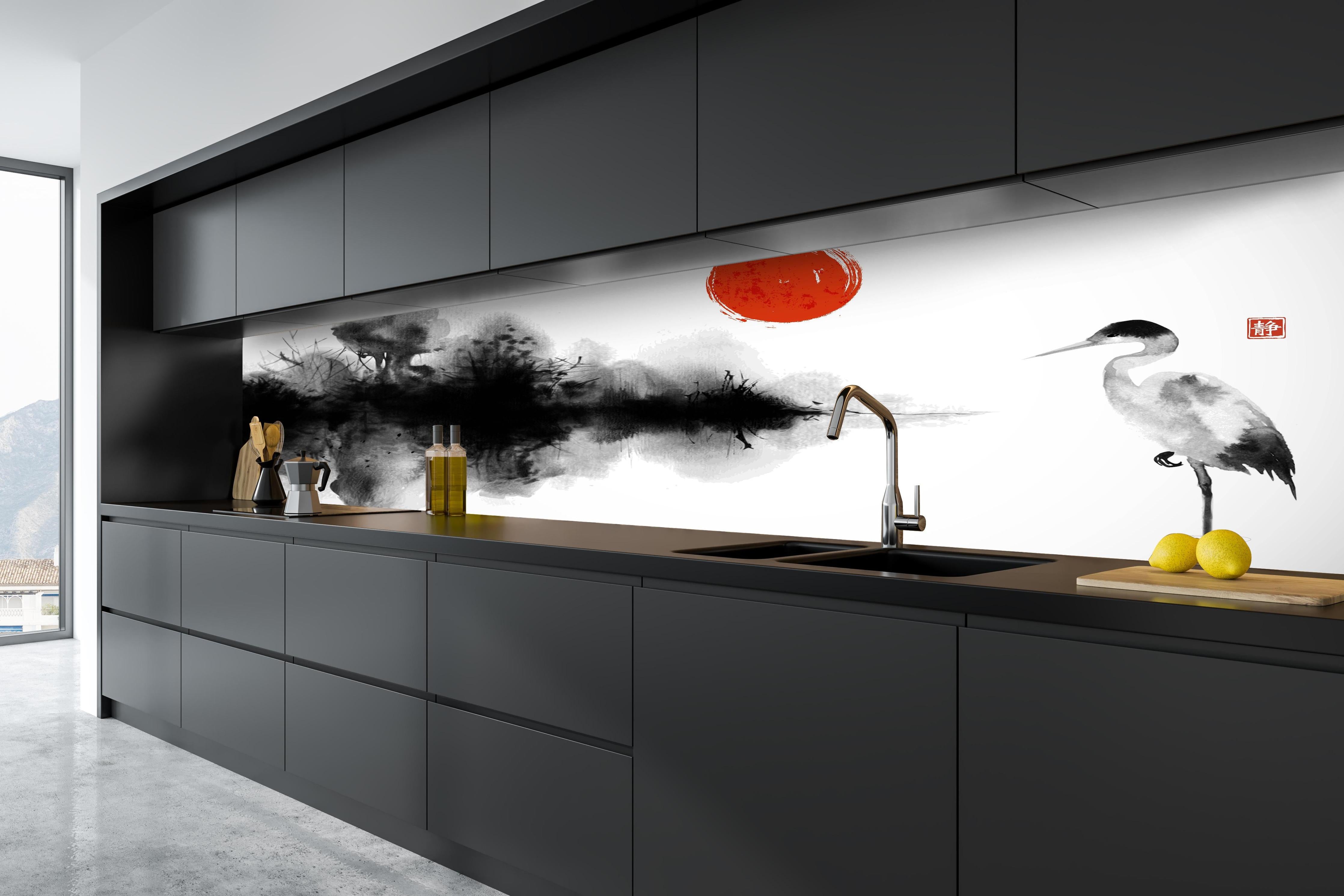 Küche - Schwarz-Weiße Kranich Zeichnung mit Rot hinter weißen Hochglanz-Küchenregalen und schwarzem Wasserhahn