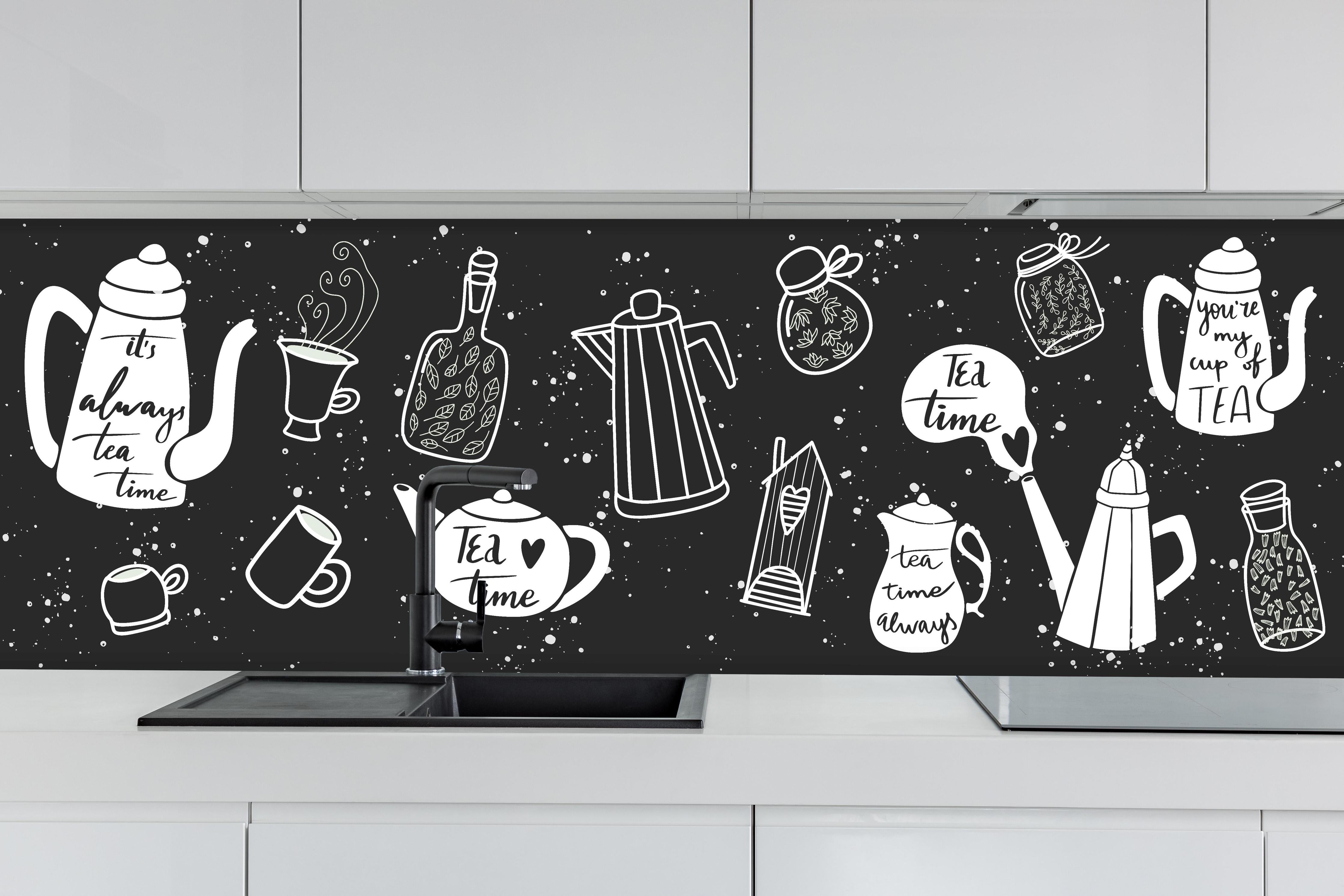 Küche - Schwarz-Weiße Teezeit Illustrationskunst hinter weißen Hochglanz-Küchenregalen und schwarzem Wasserhahn
