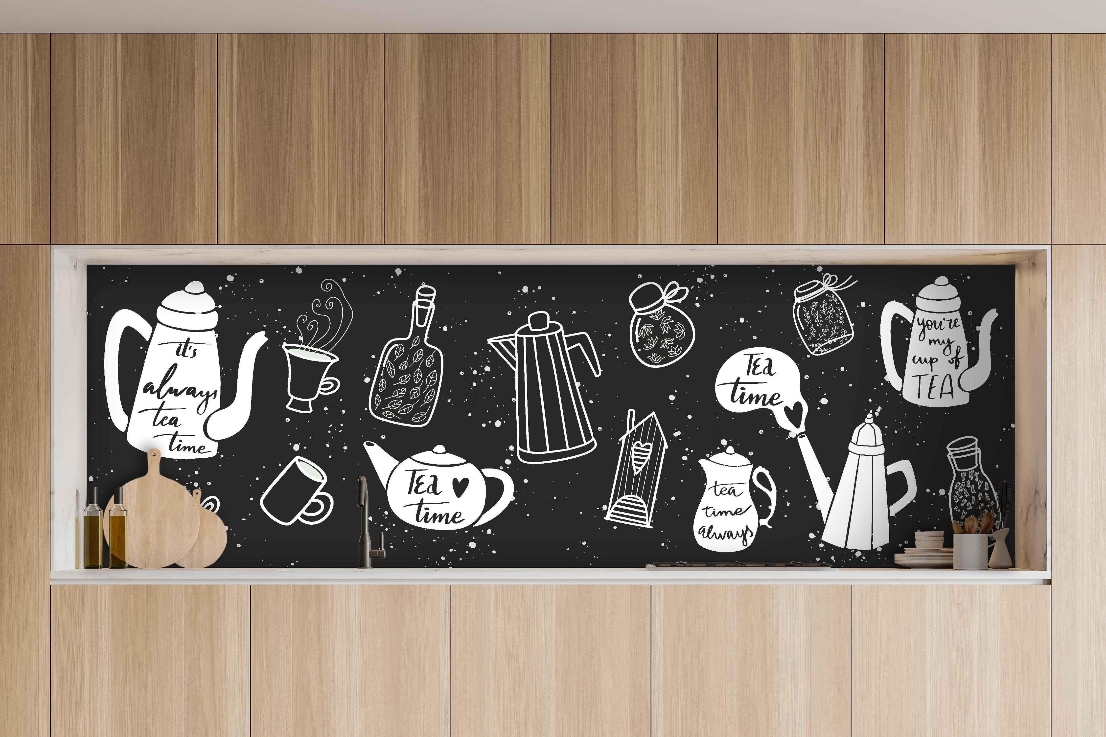 Küche - Schwarz-Weiße Teezeit Illustrationskunst hinter weißen Hochglanz-Küchenregalen und schwarzem Wasserhahn