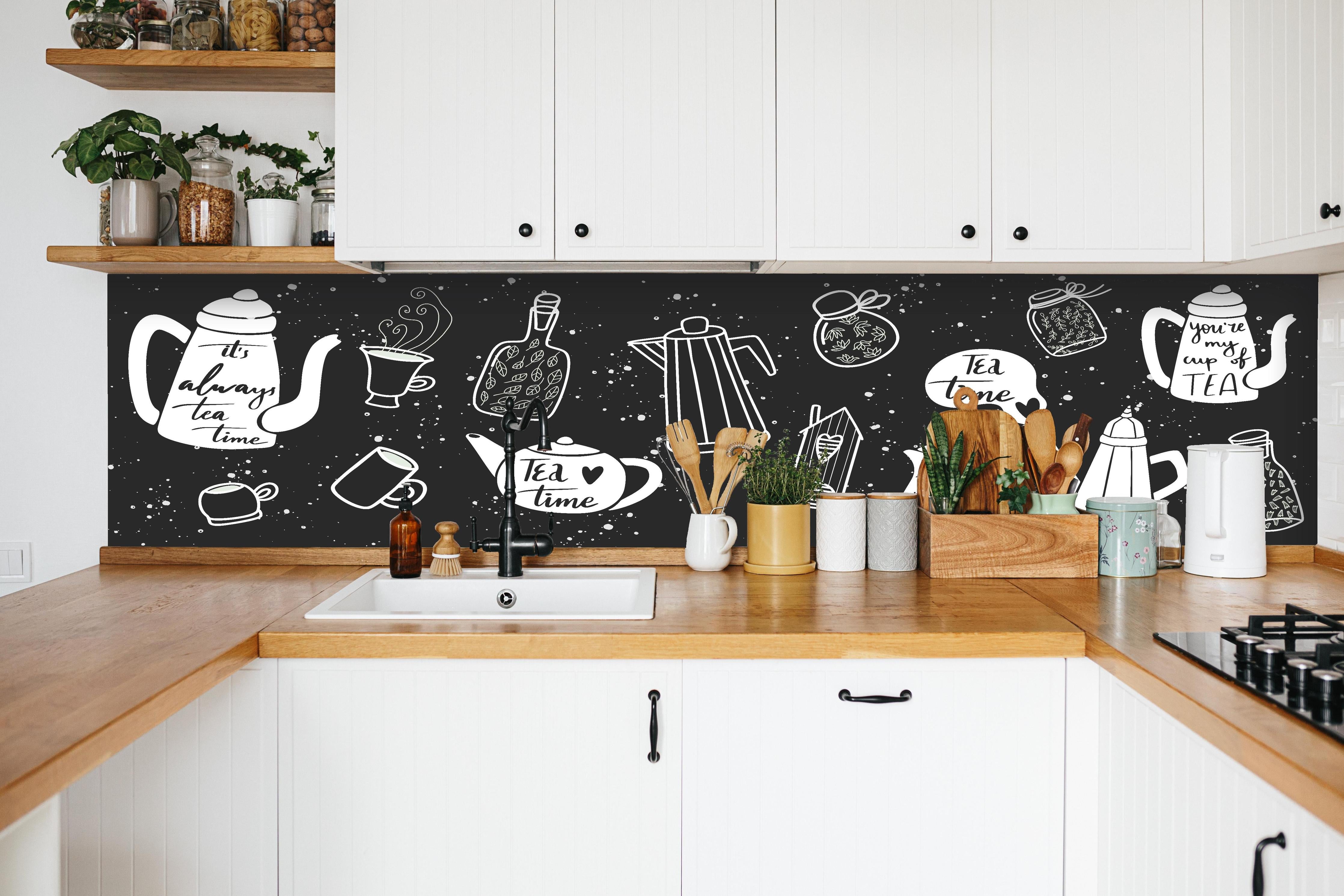 Küche - Schwarz-Weiße Teezeit Illustrationskunst hinter weißen Hochglanz-Küchenregalen und schwarzem Wasserhahn