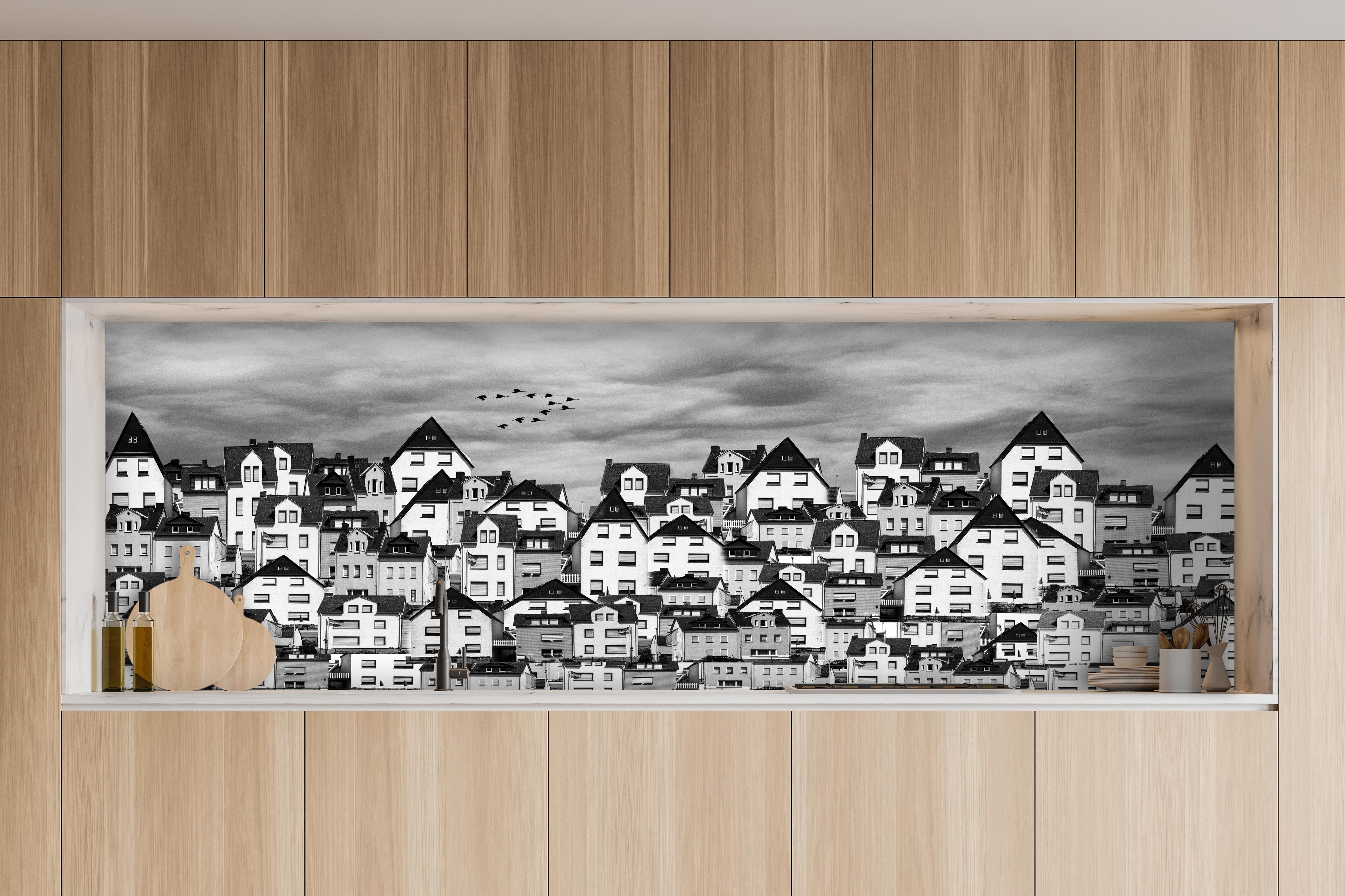 Küche - Schwarz-weiße Dachlandschaft mit Vögeln hinter weißen Hochglanz-Küchenregalen und schwarzem Wasserhahn