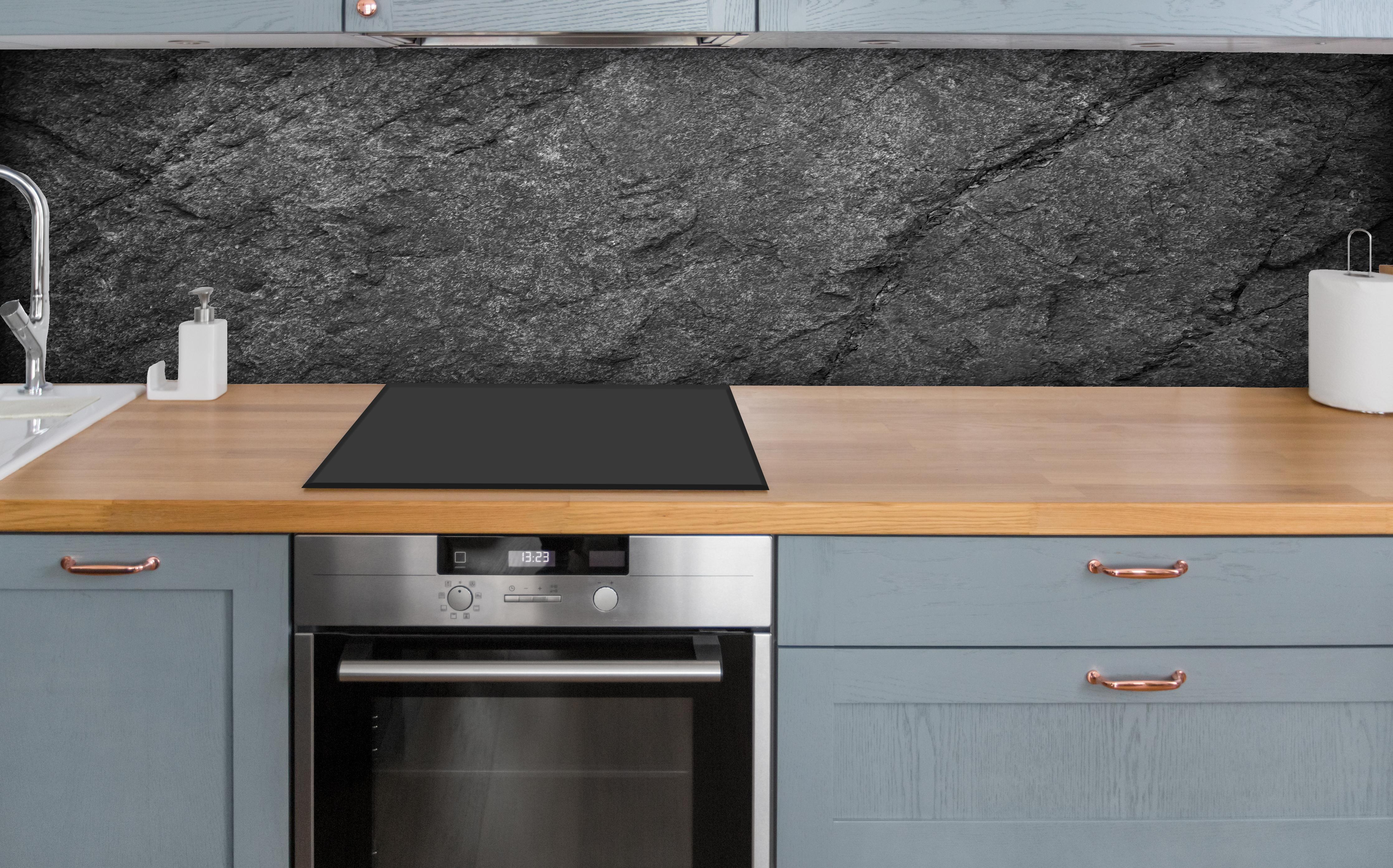 Küche - Schwarze Schieferplatte hinter weißen Hochglanz-Küchenregalen und schwarzem Wasserhahn