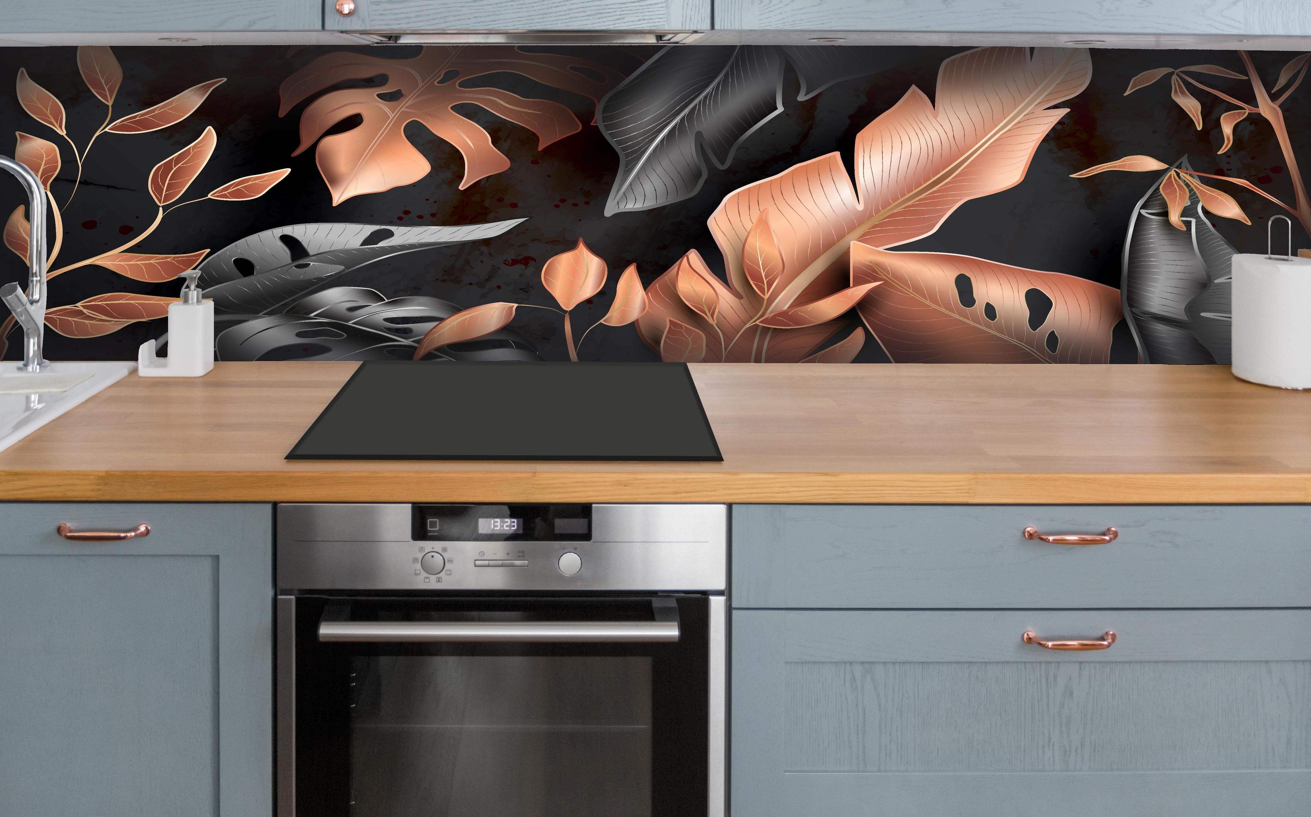 Küche - Schwarzer Dekor mit Kupfer Blumenmuster hinter weißen Hochglanz-Küchenregalen und schwarzem Wasserhahn