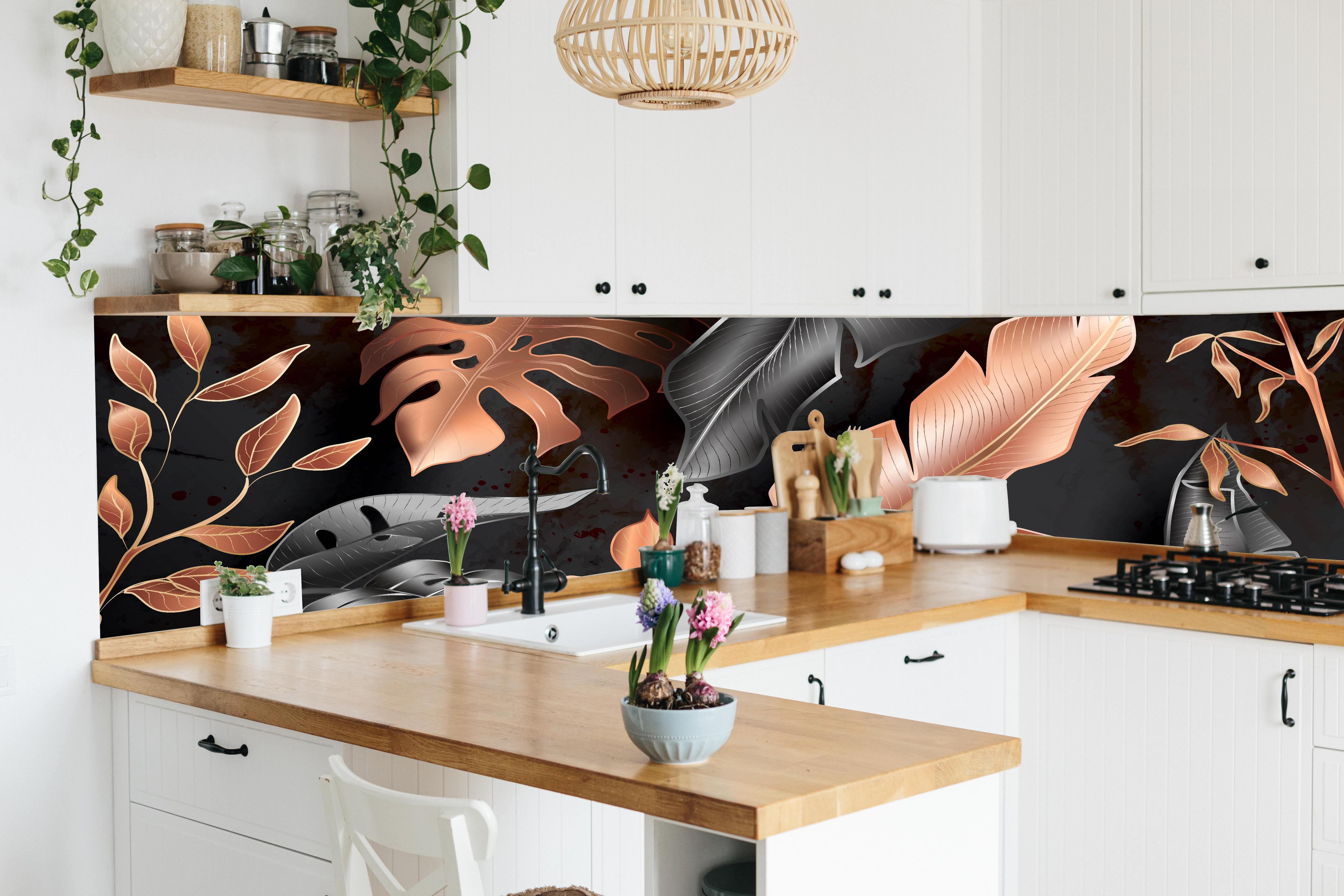 Küche - Schwarzer Dekor mit Kupfer Blumenmuster hinter weißen Hochglanz-Küchenregalen und schwarzem Wasserhahn