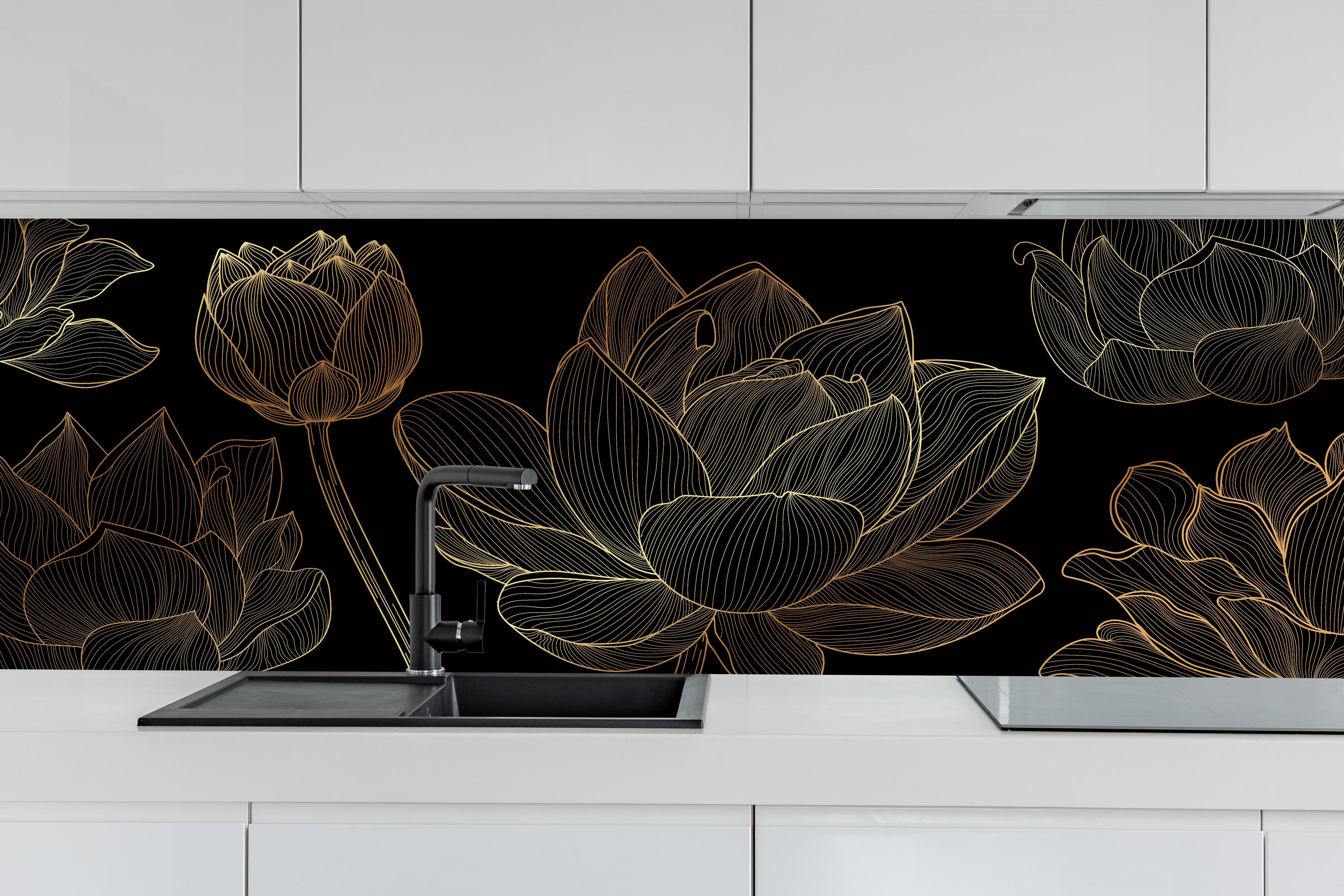 Küche - Schwarzer Hintergrund Blumen Goldlinien Kunst hinter weißen Hochglanz-Küchenregalen und schwarzem Wasserhahn