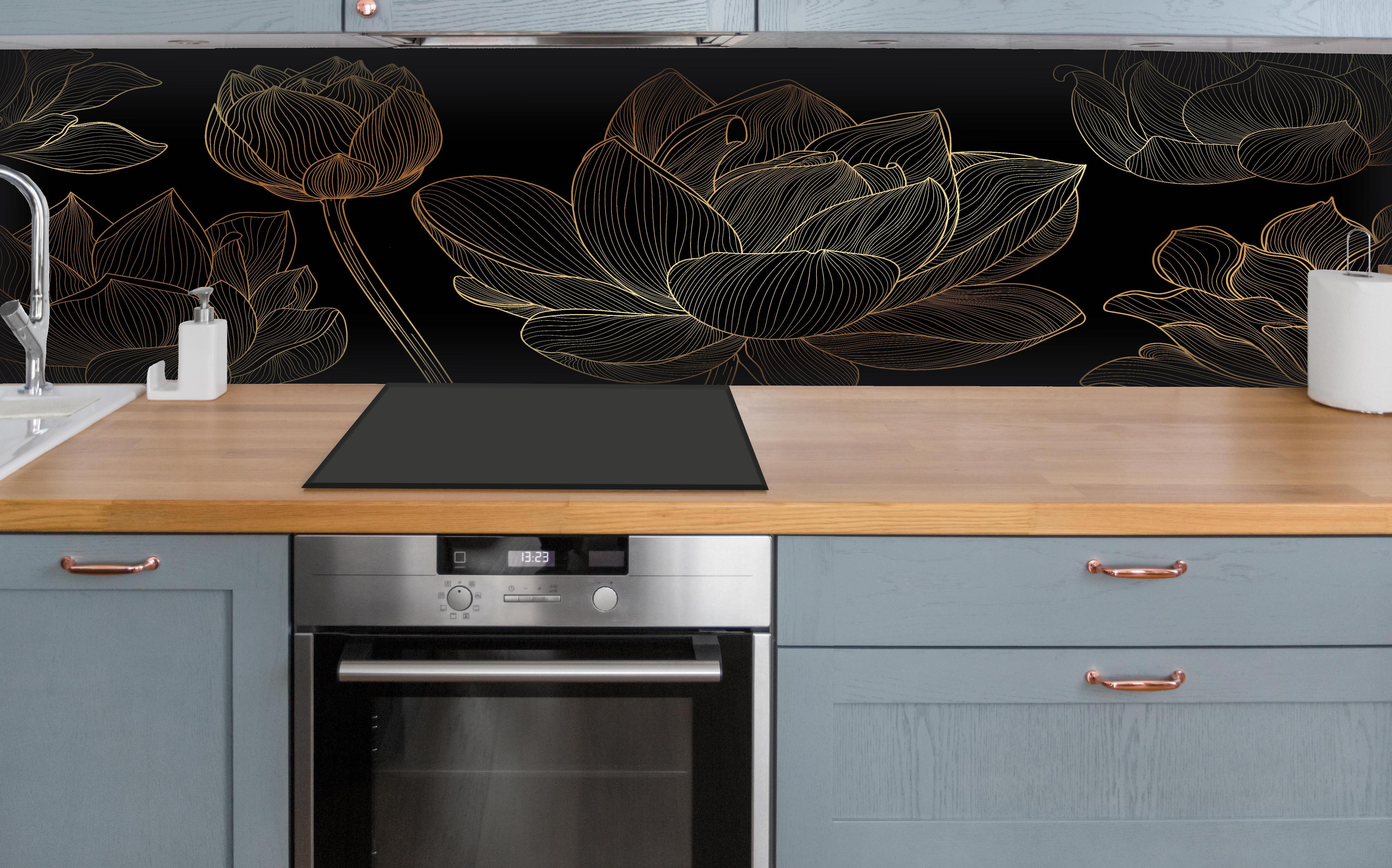 Küche - Schwarzer Hintergrund Blumen Goldlinien Kunst hinter weißen Hochglanz-Küchenregalen und schwarzem Wasserhahn