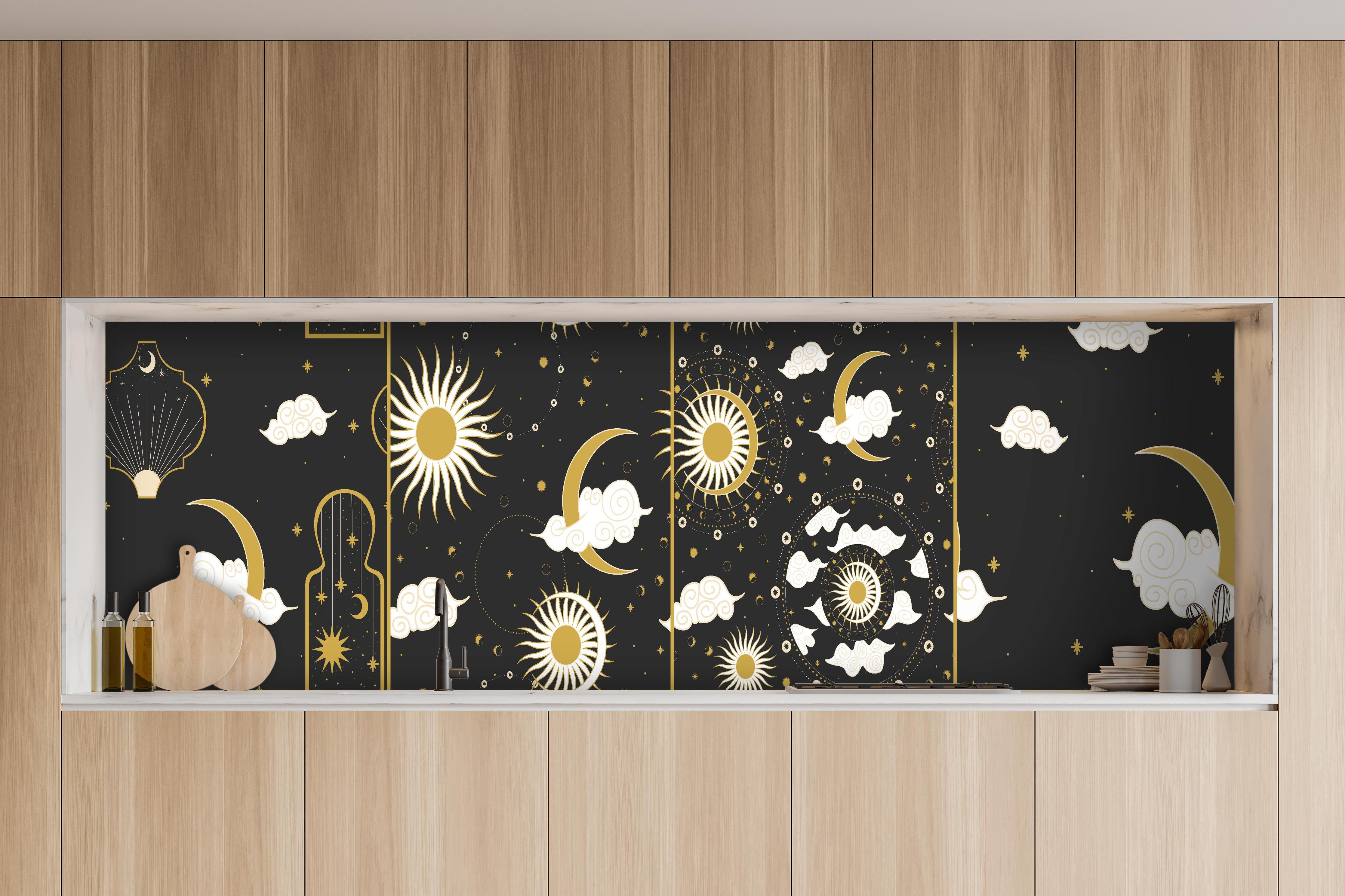 Küche - Schwarzer Hintergrund mit goldenem Himmel hinter weißen Hochglanz-Küchenregalen und schwarzem Wasserhahn