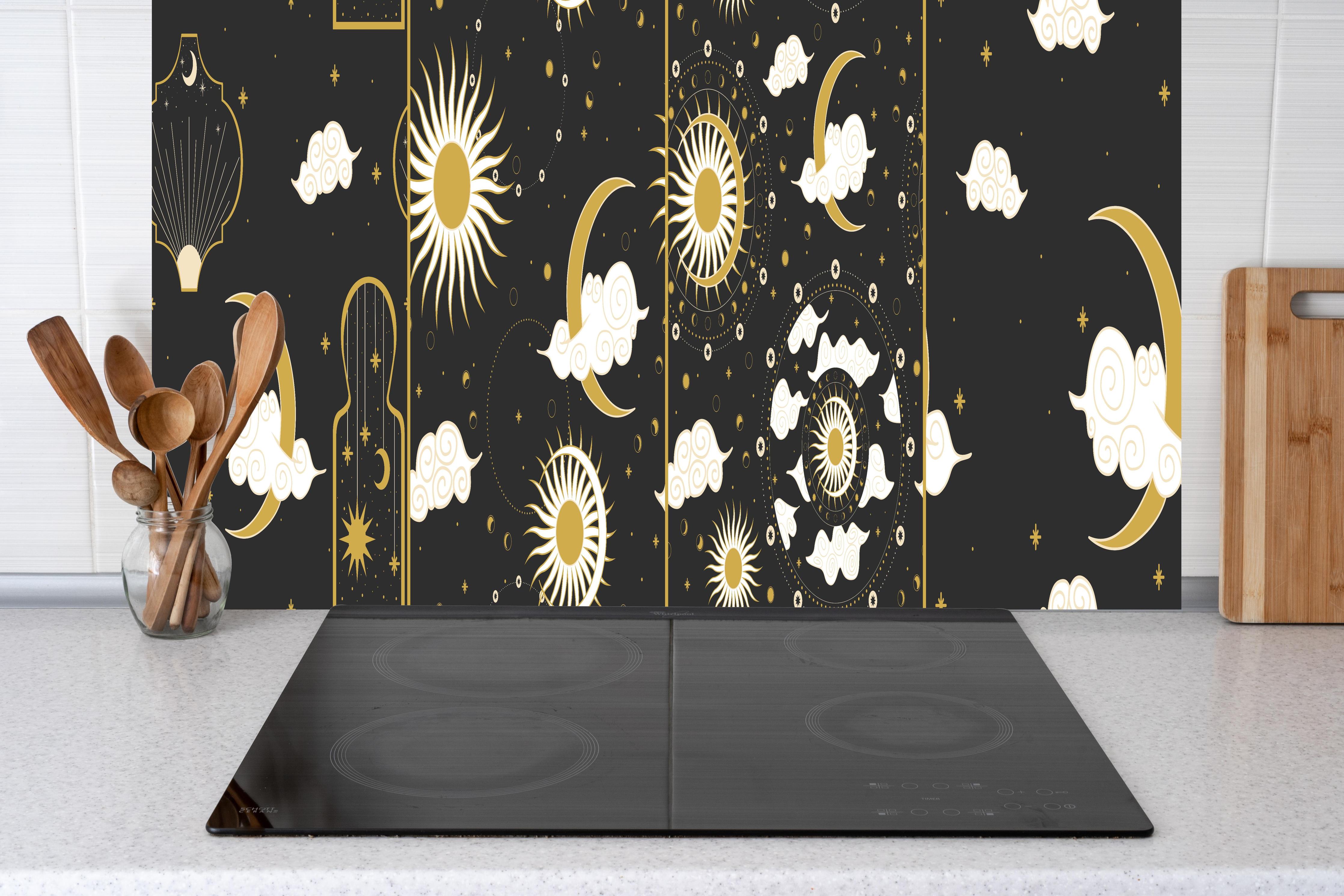 Küche - Schwarzer Hintergrund mit goldenem Himmel hinter weißen Hochglanz-Küchenregalen und schwarzem Wasserhahn