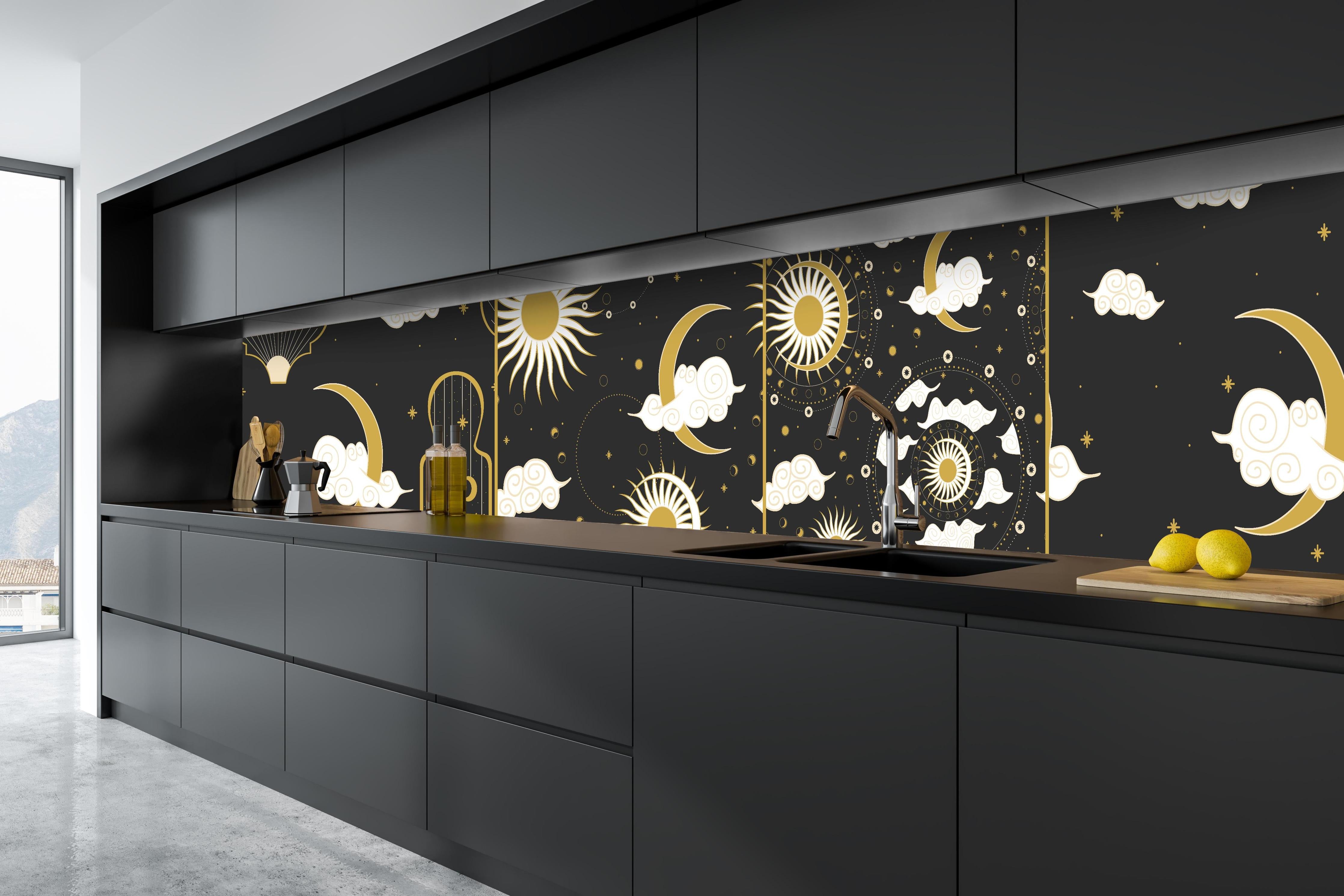 Küche - Schwarzer Hintergrund mit goldenem Himmel hinter weißen Hochglanz-Küchenregalen und schwarzem Wasserhahn