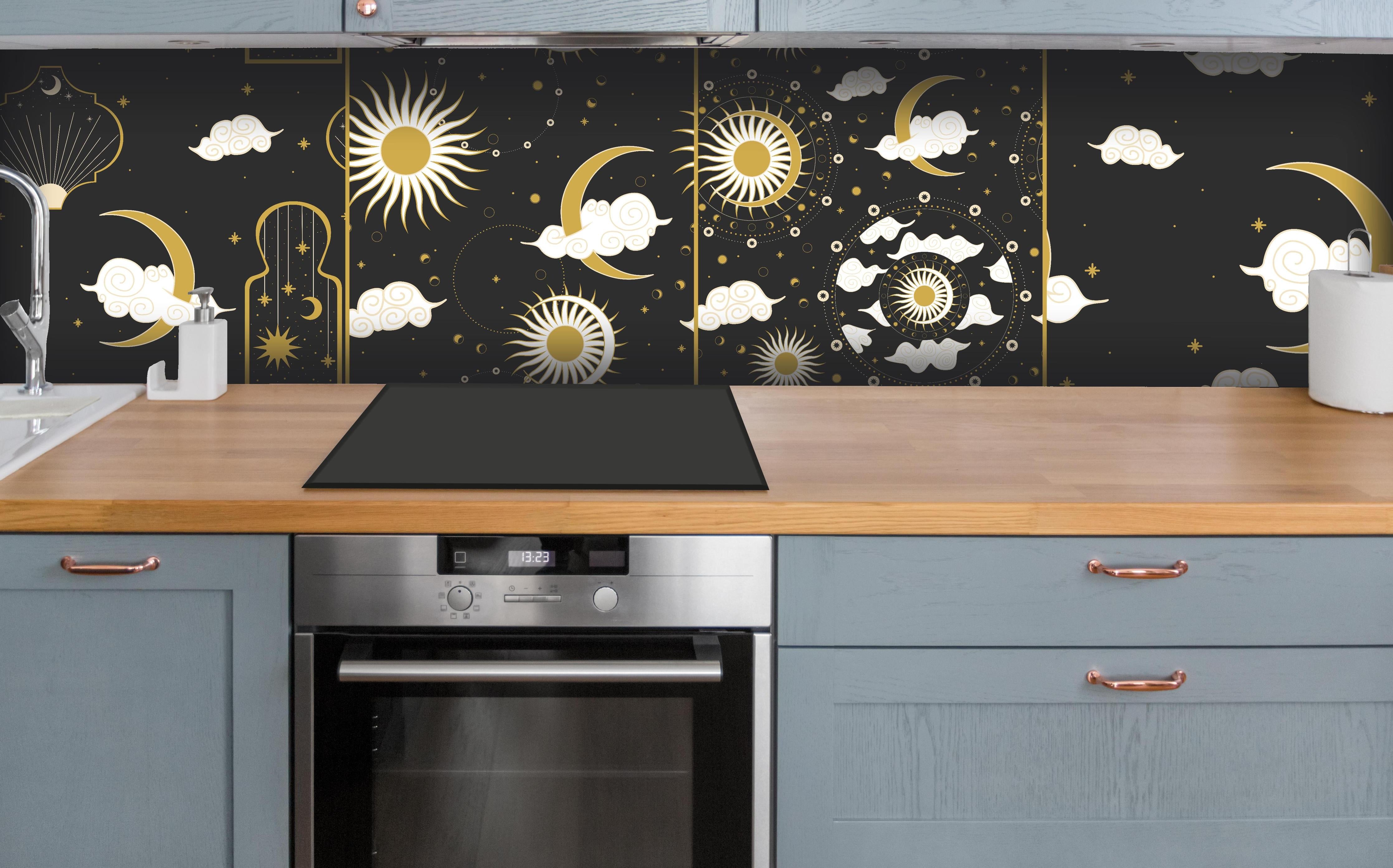 Küche - Schwarzer Hintergrund mit goldenem Himmel hinter weißen Hochglanz-Küchenregalen und schwarzem Wasserhahn