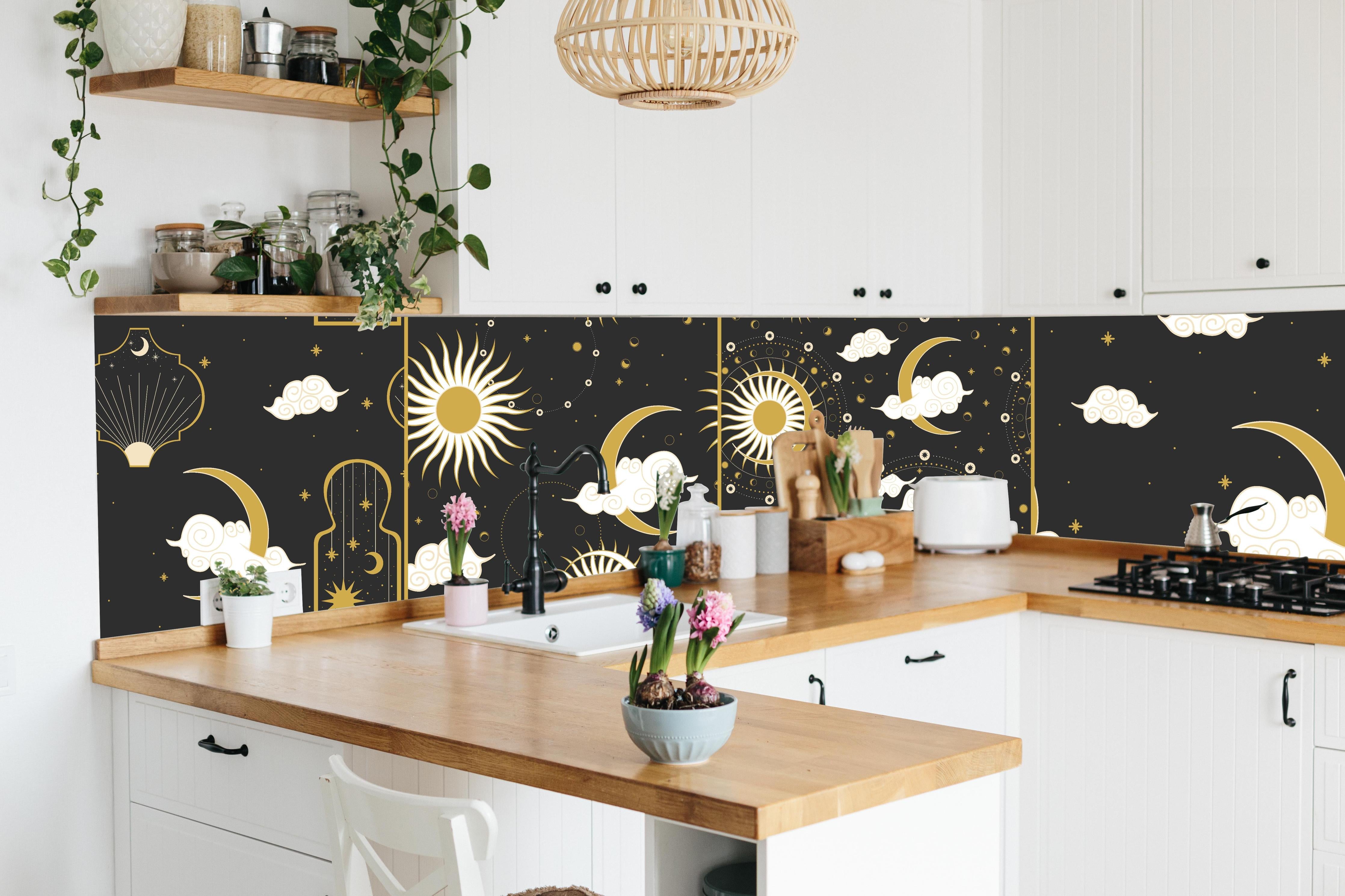 Küche - Schwarzer Hintergrund mit goldenem Himmel hinter weißen Hochglanz-Küchenregalen und schwarzem Wasserhahn