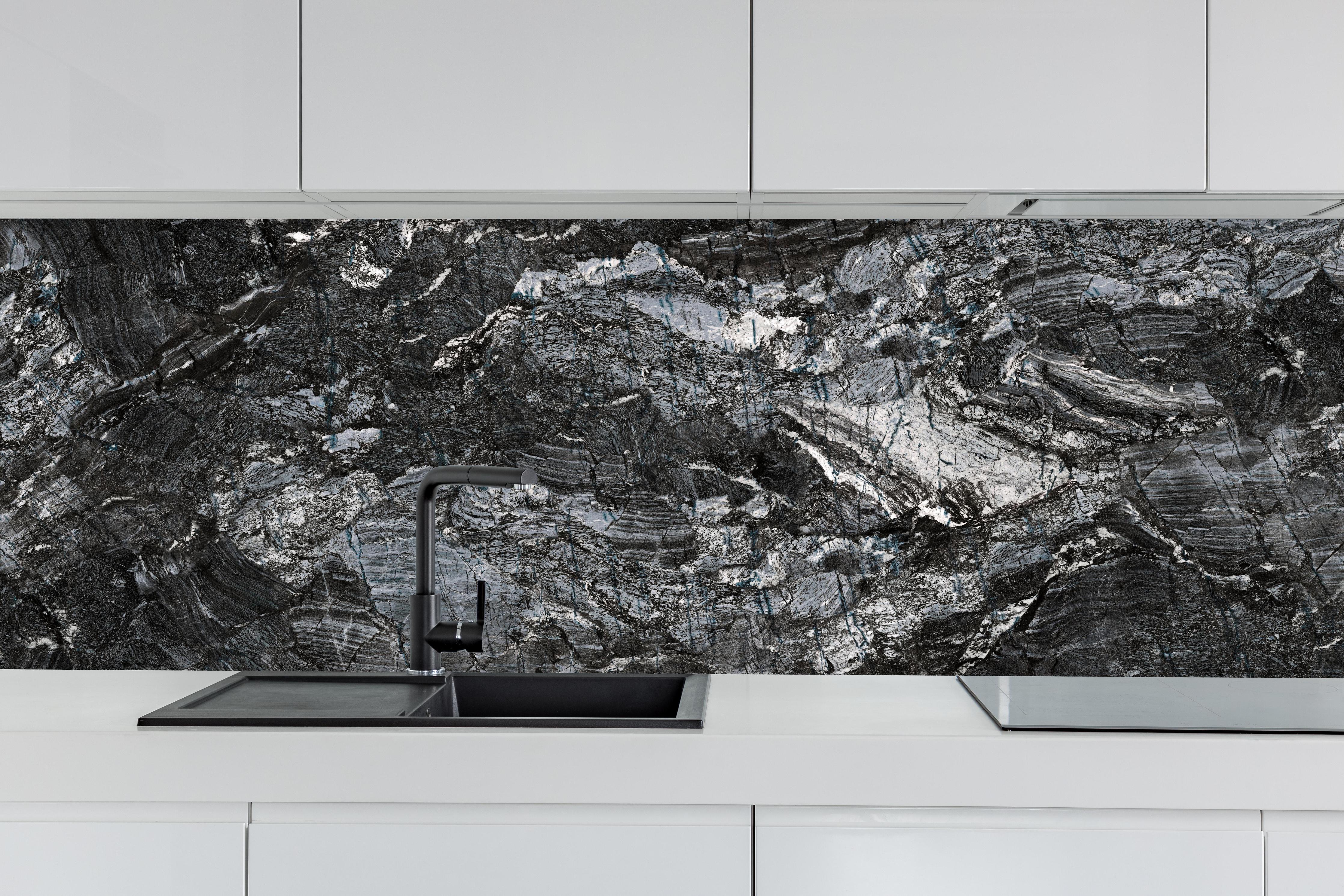 Küche - Schwarzer Marmor - Natur hinter weißen Hochglanz-Küchenregalen und schwarzem Wasserhahn