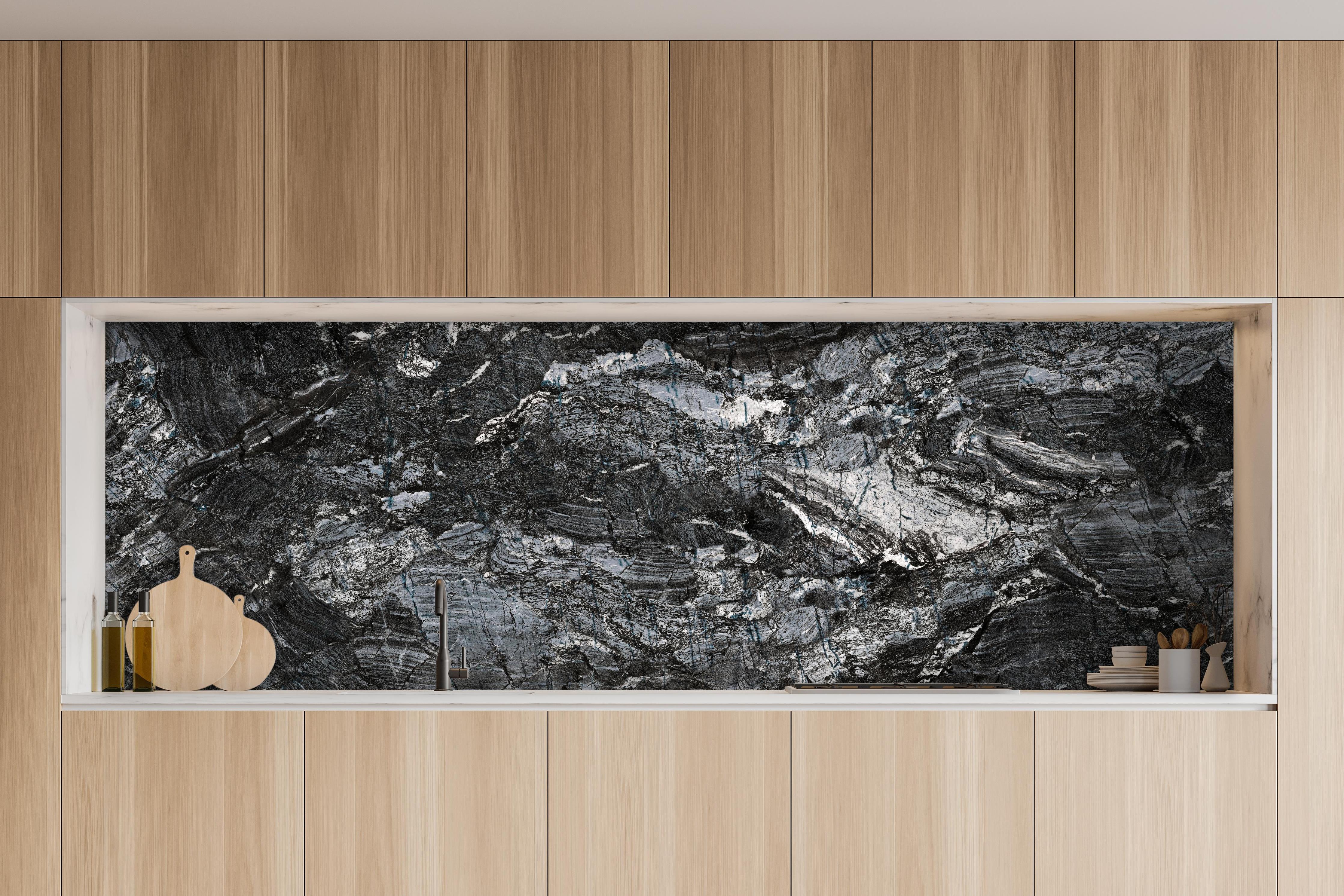 Küche - Schwarzer Marmor - Natur hinter weißen Hochglanz-Küchenregalen und schwarzem Wasserhahn