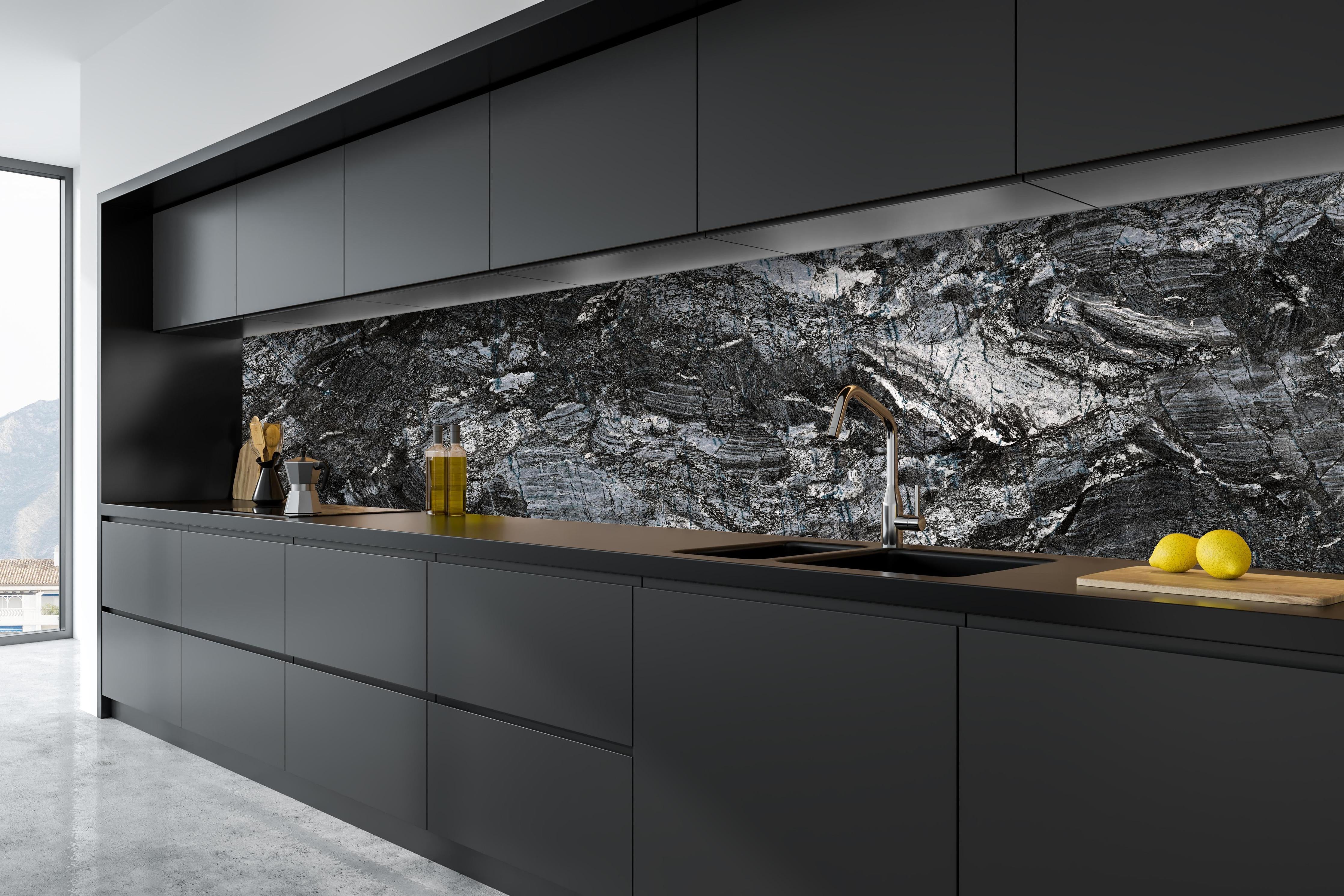 Küche - Schwarzer Marmor - Natur hinter weißen Hochglanz-Küchenregalen und schwarzem Wasserhahn