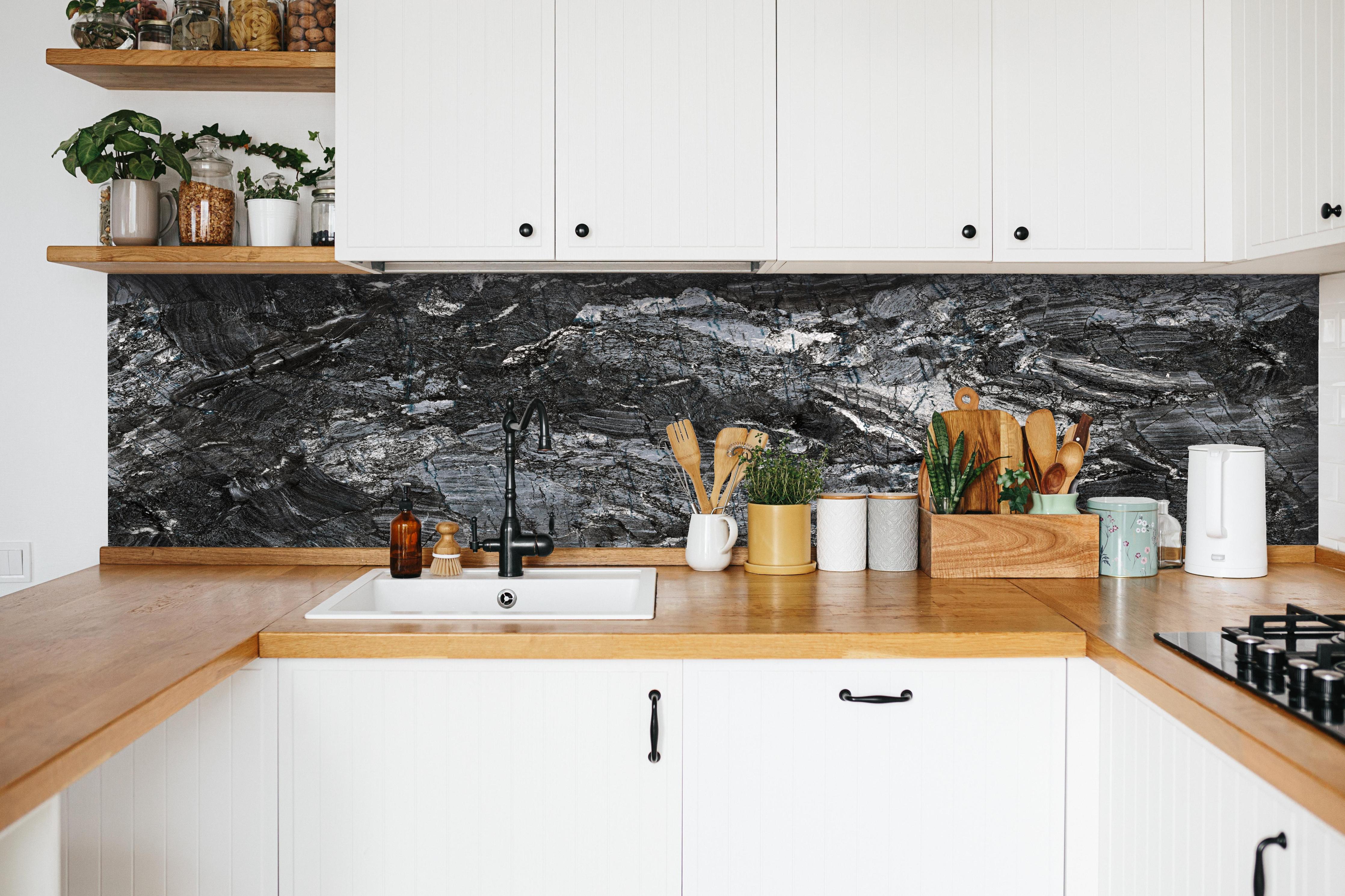 Küche - Schwarzer Marmor - Natur hinter weißen Hochglanz-Küchenregalen und schwarzem Wasserhahn