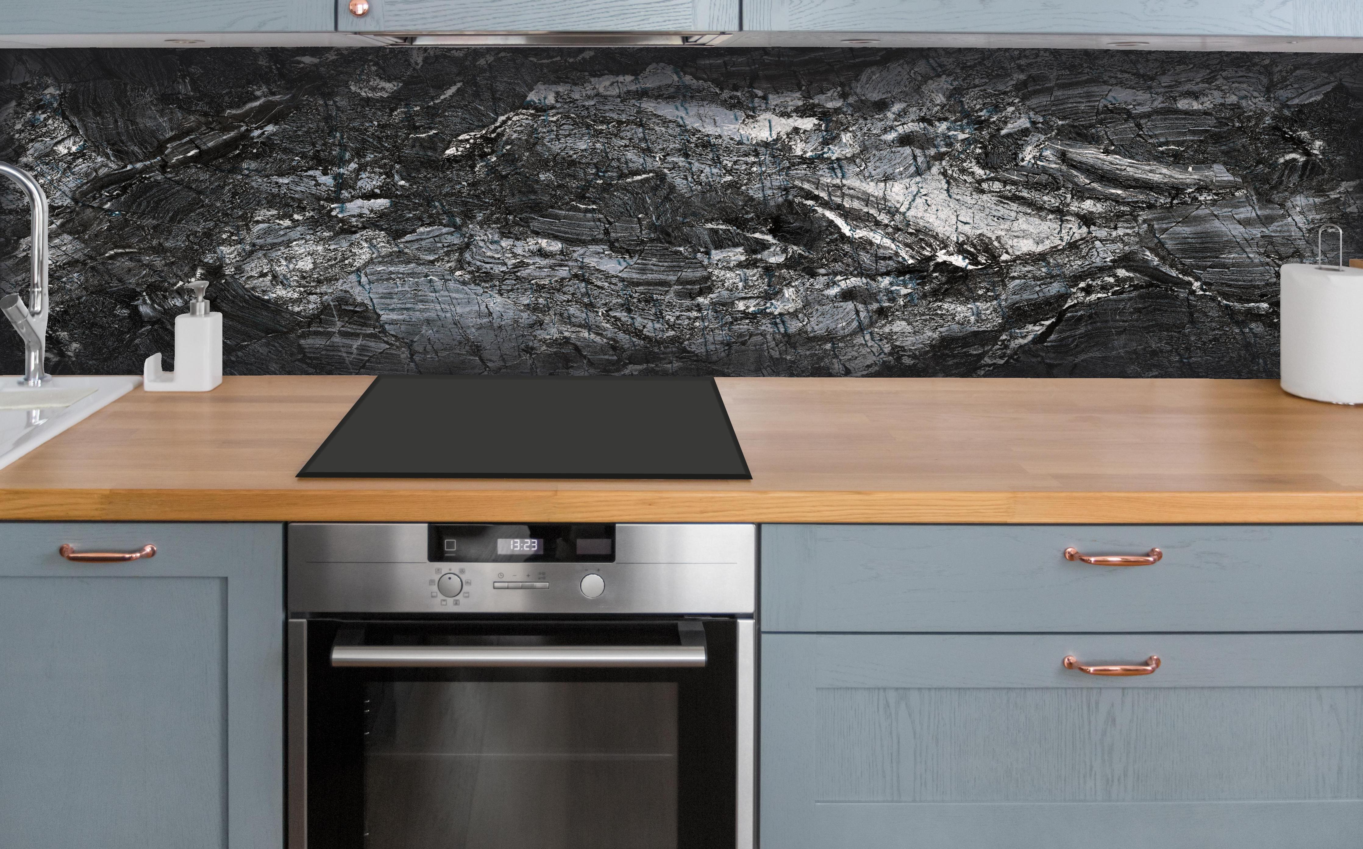 Küche - Schwarzer Marmor - Natur hinter weißen Hochglanz-Küchenregalen und schwarzem Wasserhahn