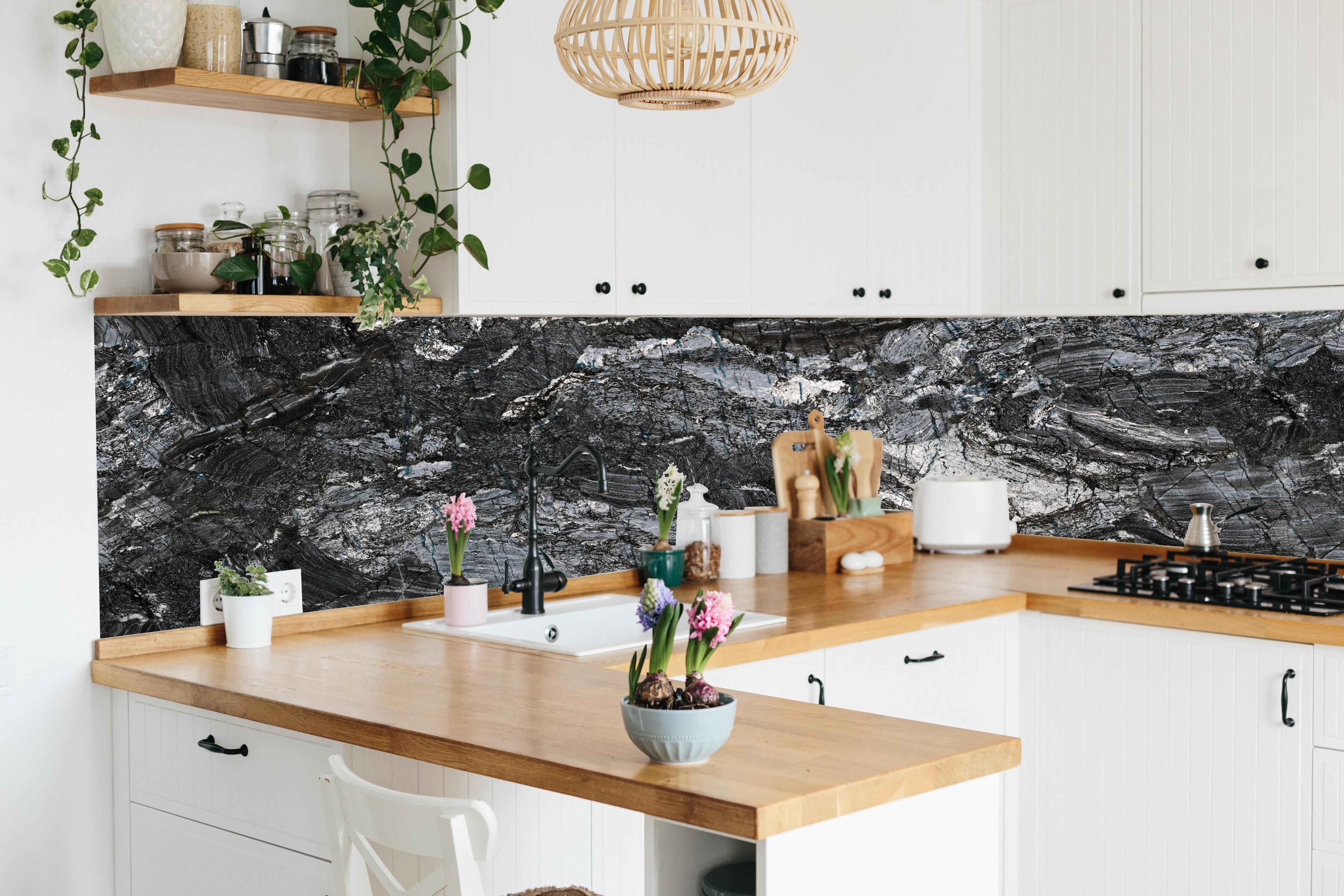 Küche - Schwarzer Marmor - Natur hinter weißen Hochglanz-Küchenregalen und schwarzem Wasserhahn