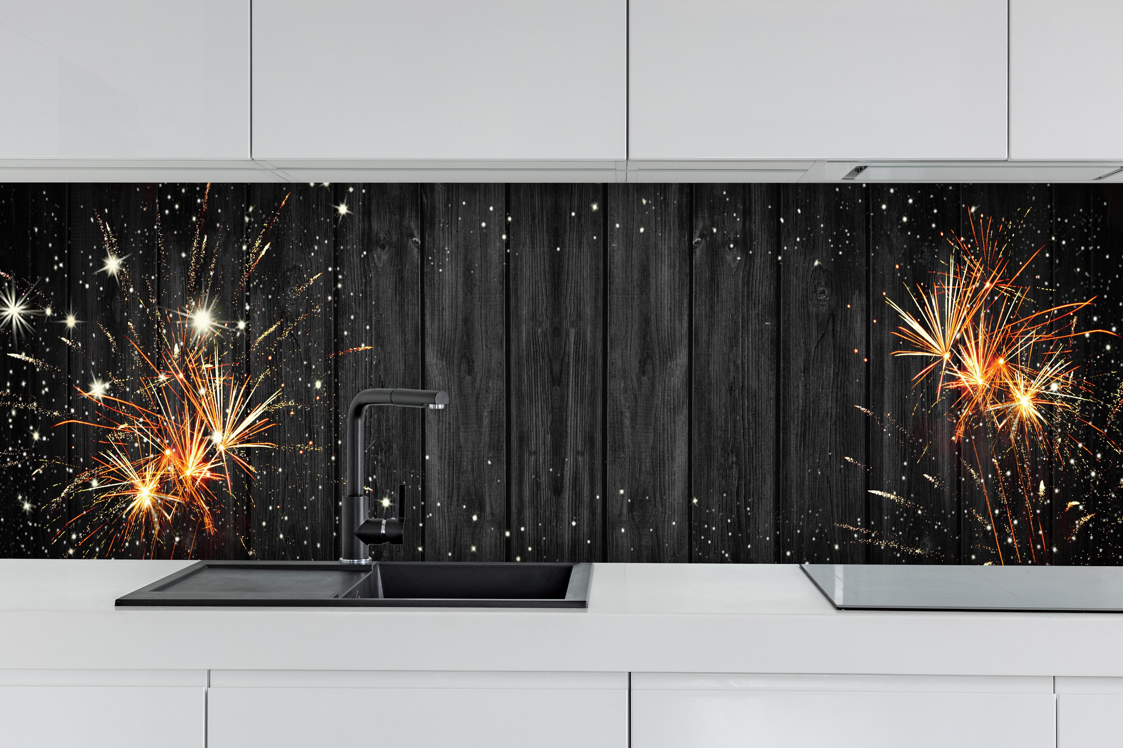 Küche - Schwarzes Holz & Feuerwerk Panorama Banner hinter weißen Hochglanz-Küchenregalen und schwarzem Wasserhahn