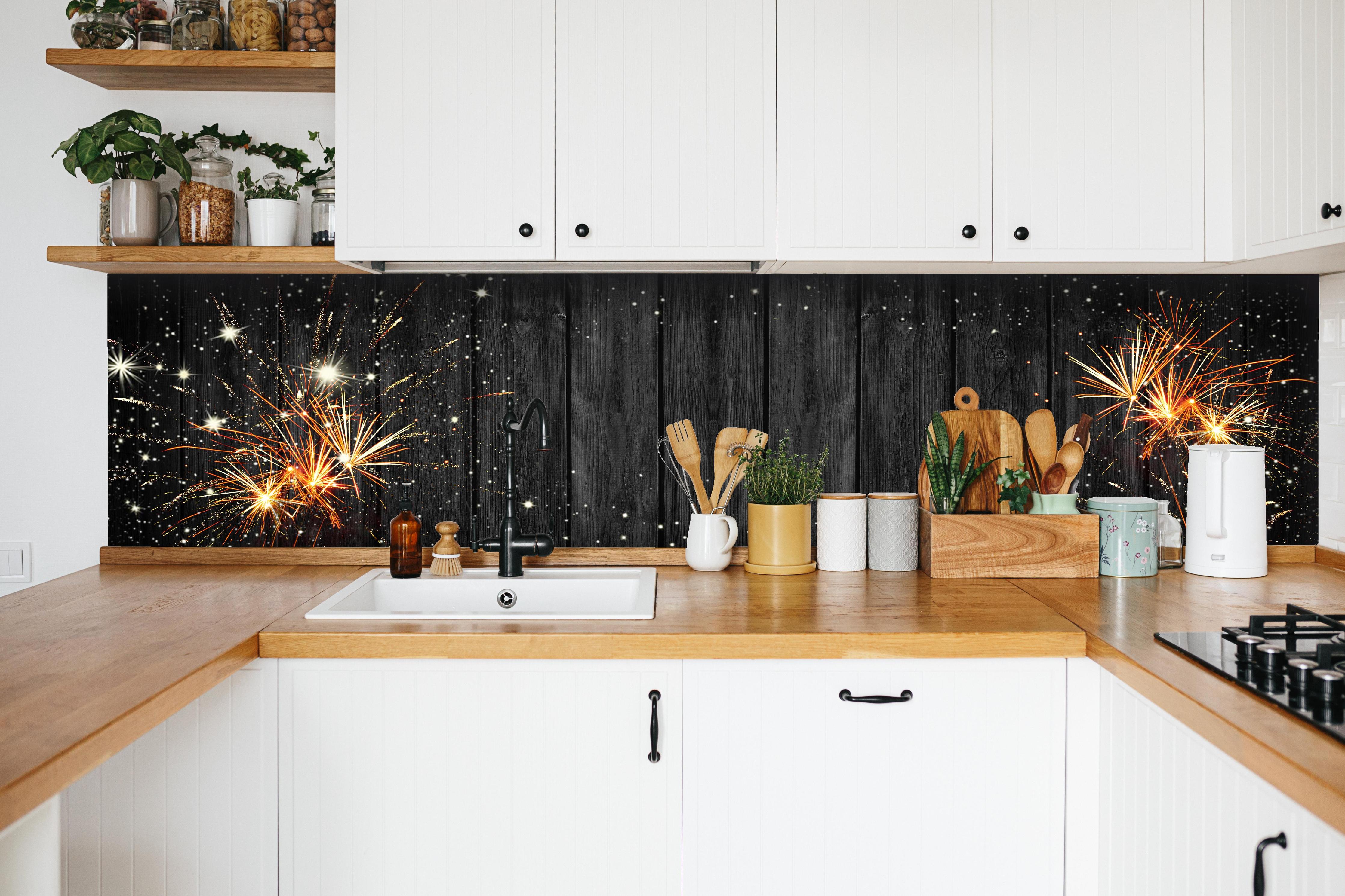Küche - Schwarzes Holz & Feuerwerk Panorama Banner hinter weißen Hochglanz-Küchenregalen und schwarzem Wasserhahn