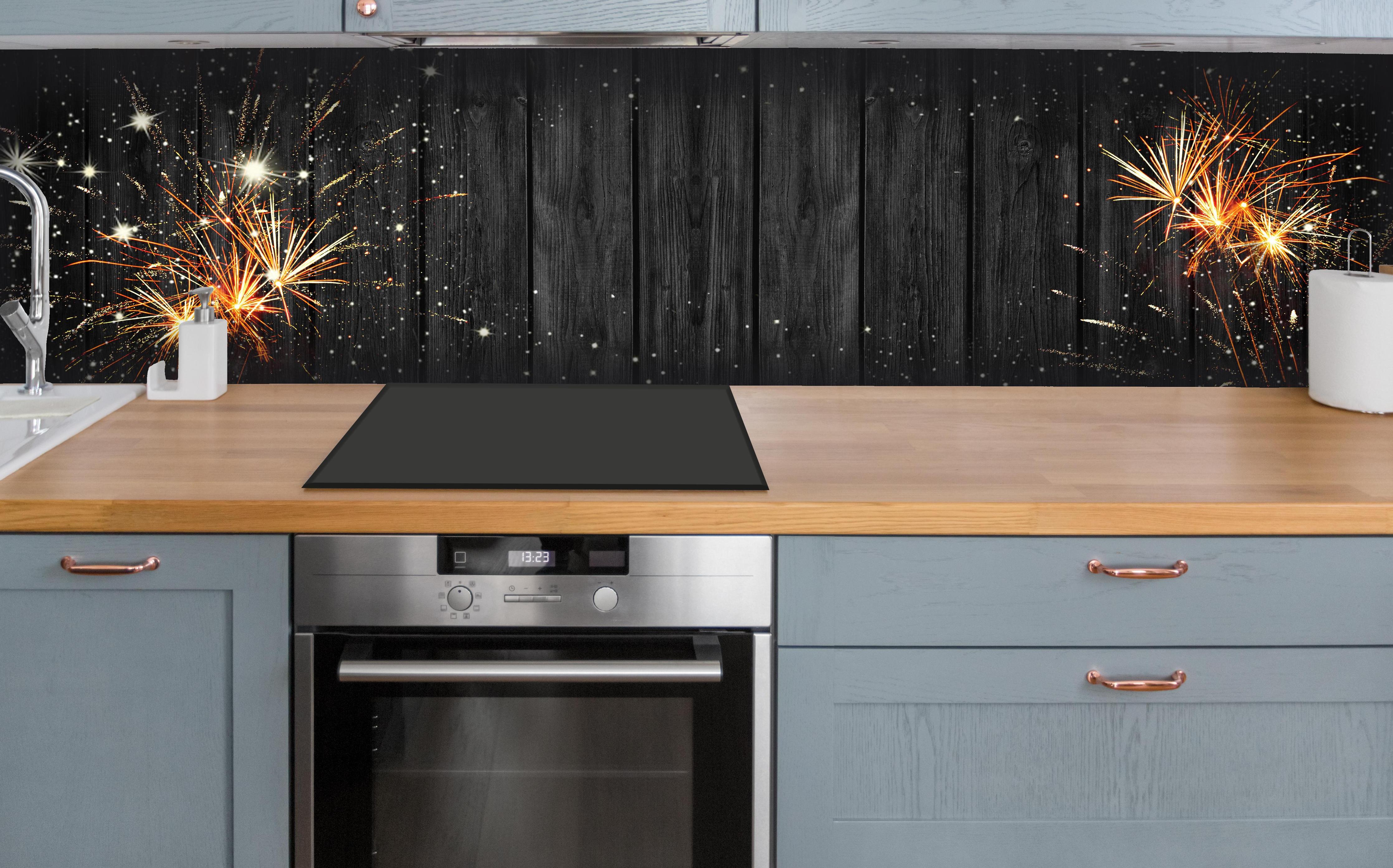 Küche - Schwarzes Holz & Feuerwerk Panorama Banner hinter weißen Hochglanz-Küchenregalen und schwarzem Wasserhahn