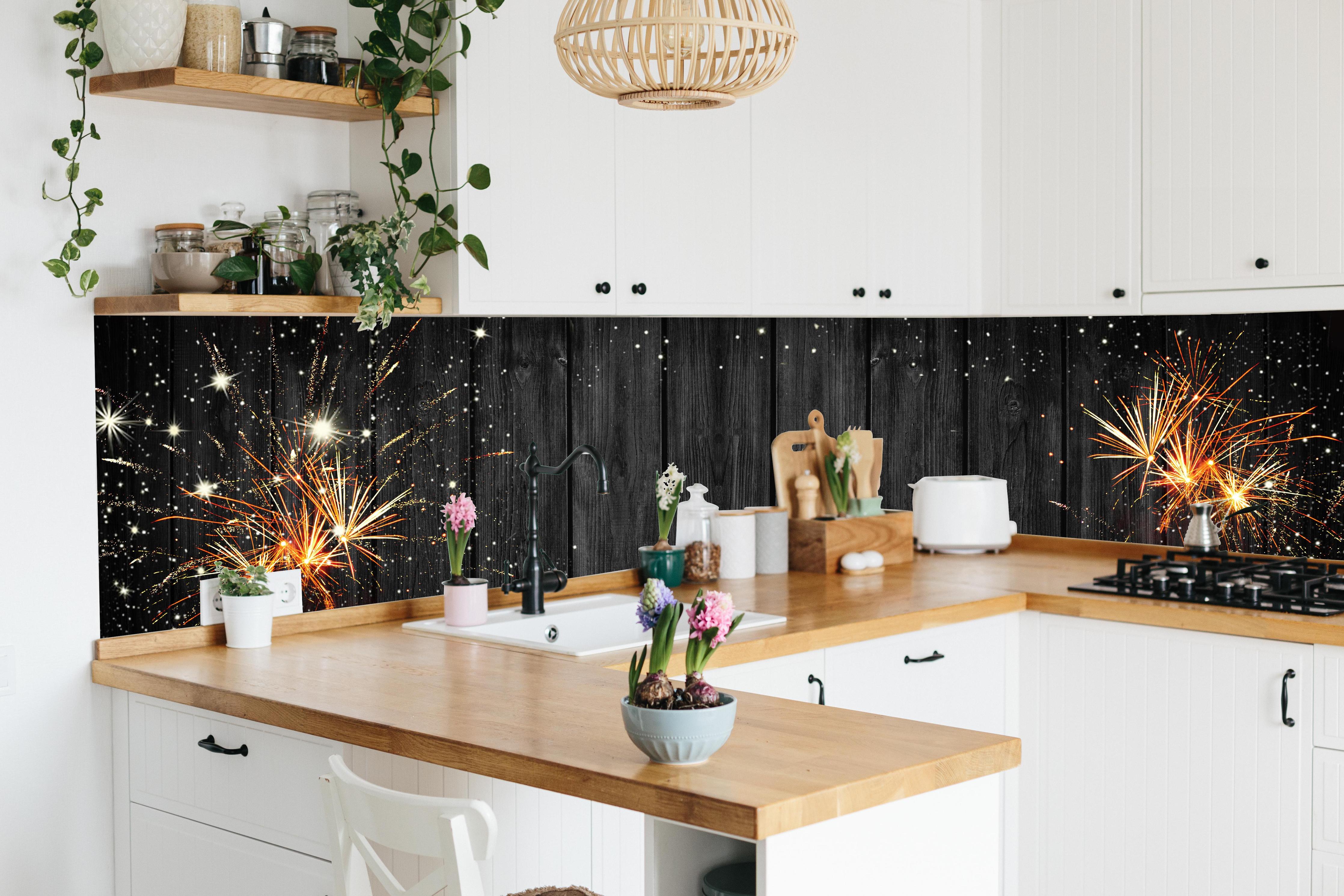 Küche - Schwarzes Holz & Feuerwerk Panorama Banner hinter weißen Hochglanz-Küchenregalen und schwarzem Wasserhahn