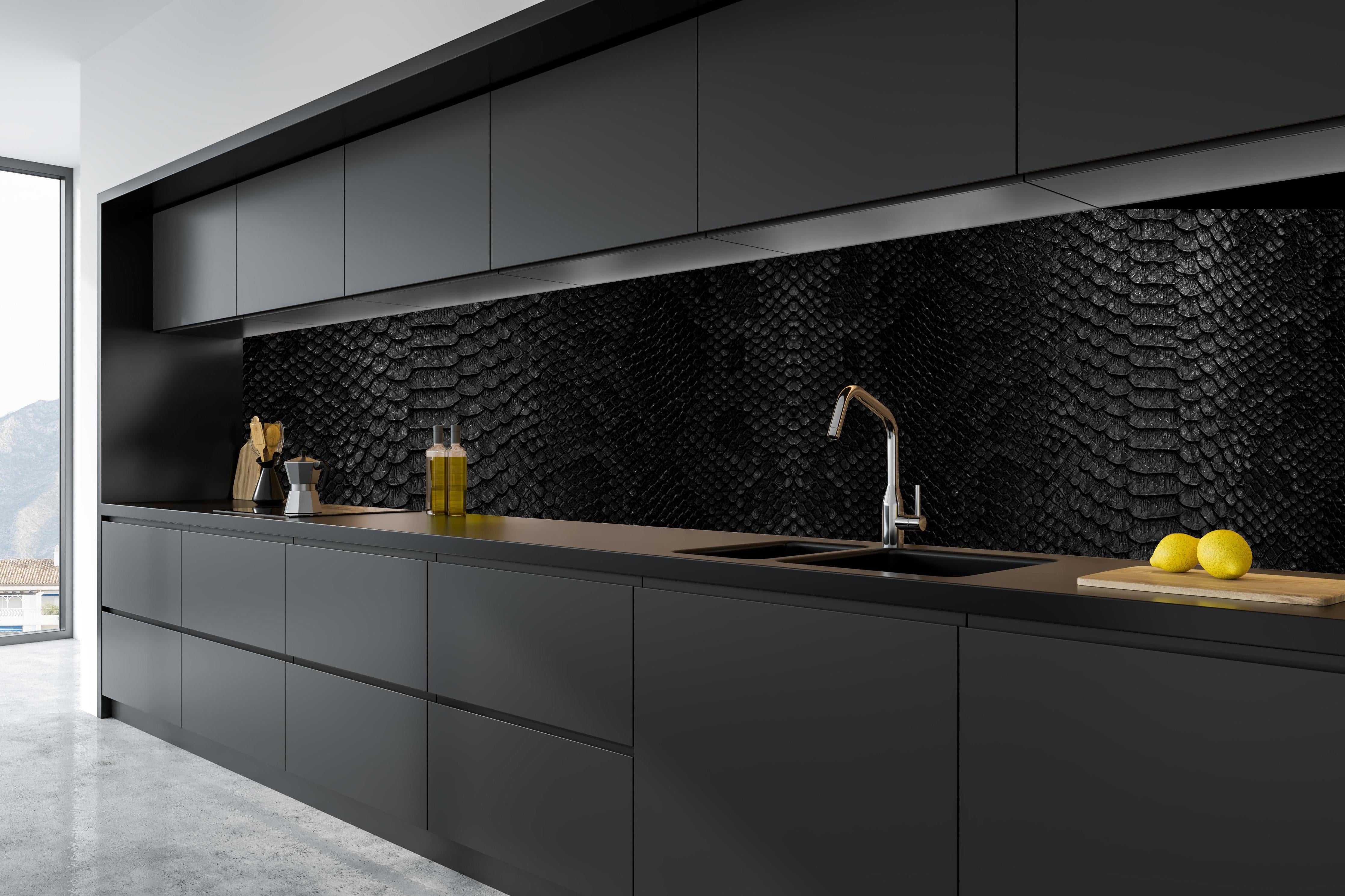 Küche - Schwarzes Schlangenhautmuster hinter weißen Hochglanz-Küchenregalen und schwarzem Wasserhahn