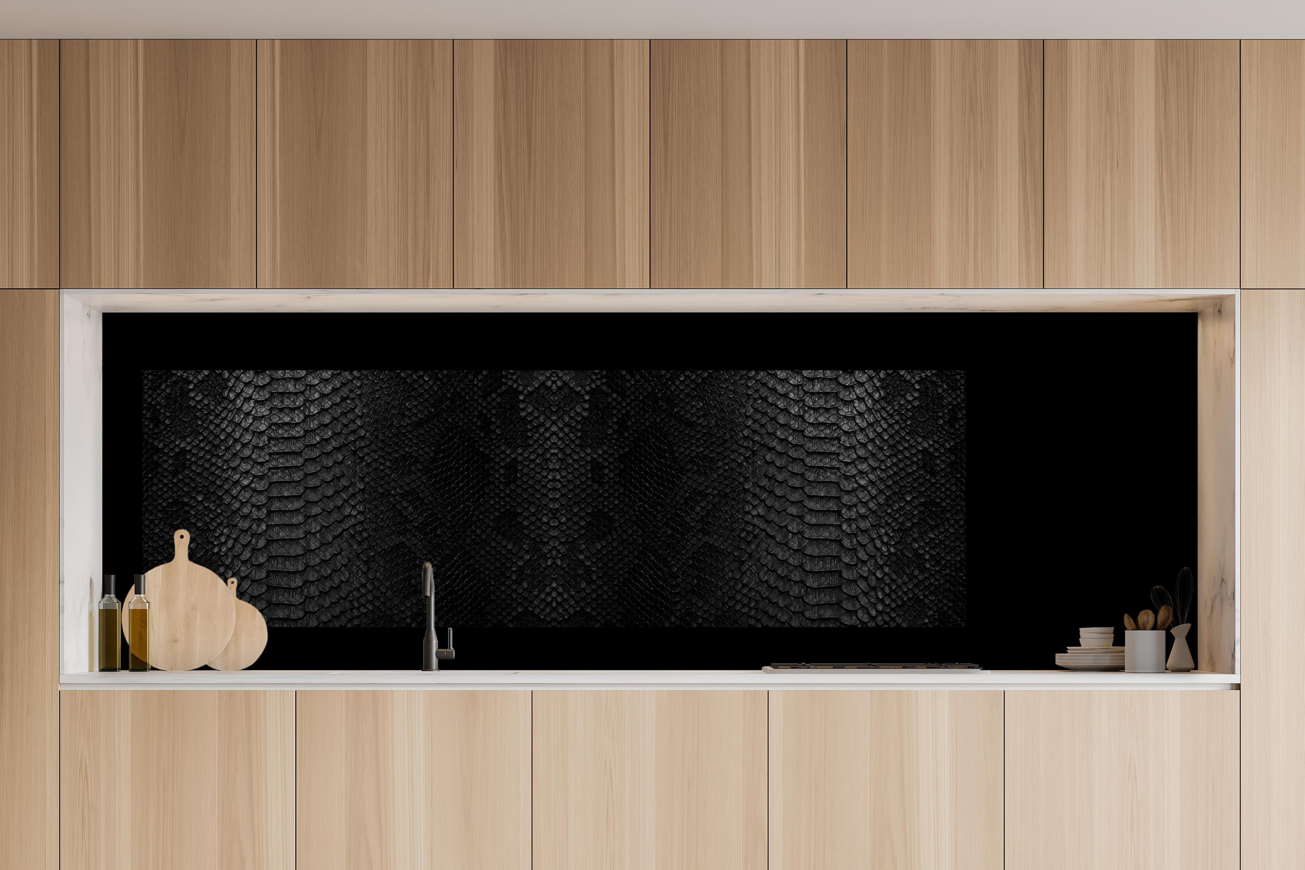 Küche - Schwarzes Schlangenhautmuster hinter weißen Hochglanz-Küchenregalen und schwarzem Wasserhahn