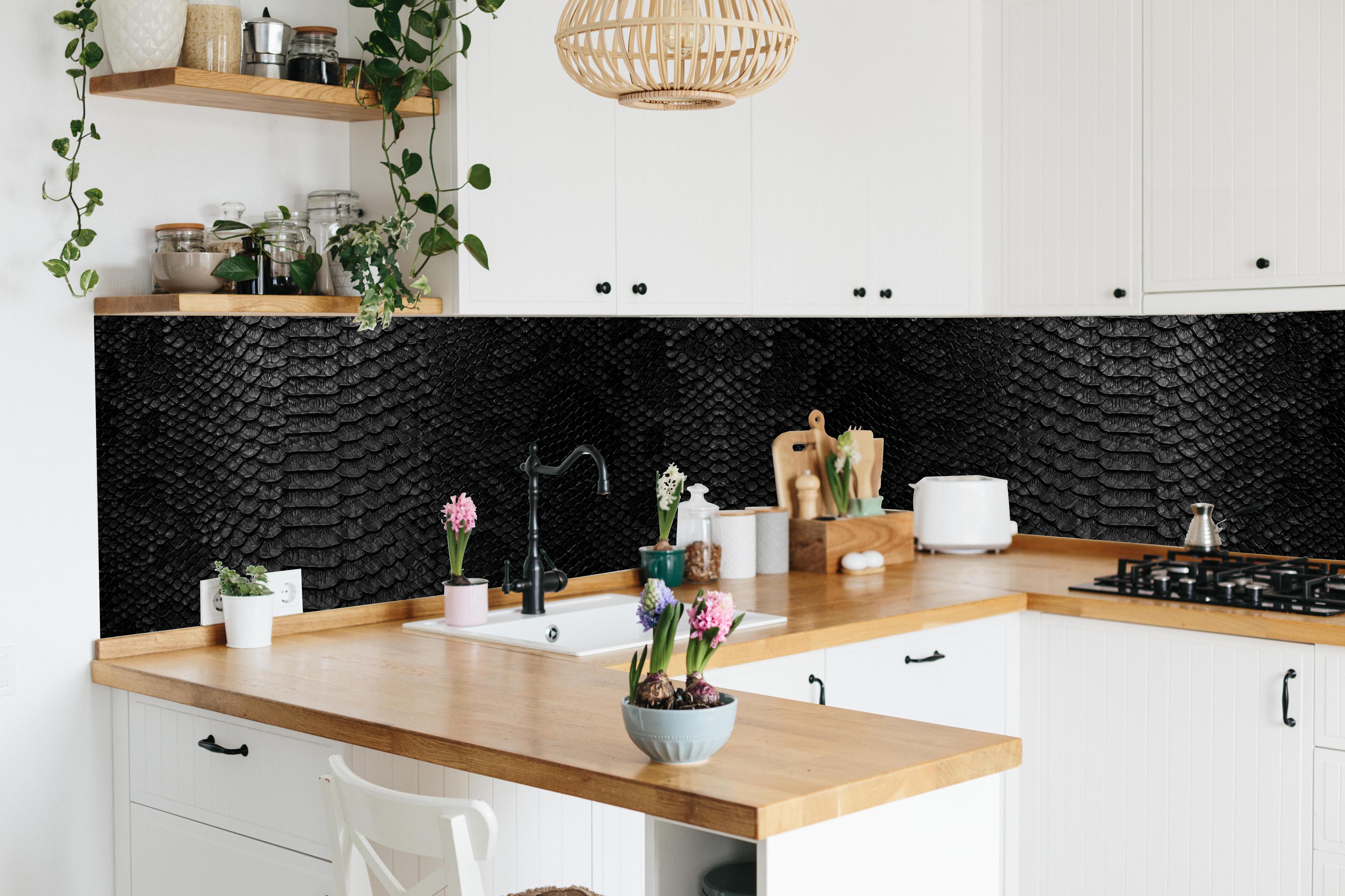 Küche - Schwarzes Schlangenhautmuster hinter weißen Hochglanz-Küchenregalen und schwarzem Wasserhahn