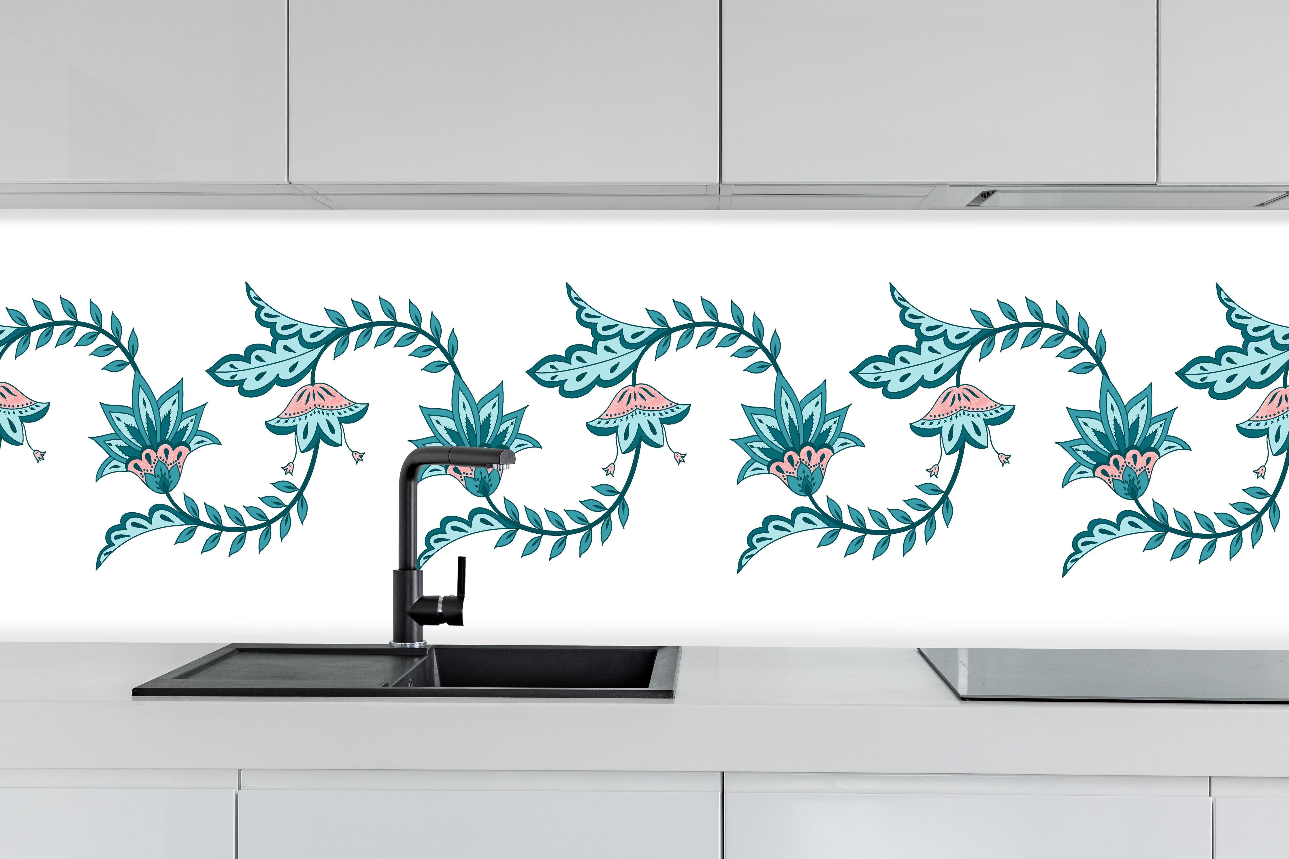 Küche - Seamless Flower Batik Paisley Border hinter weißen Hochglanz-Küchenregalen und schwarzem Wasserhahn