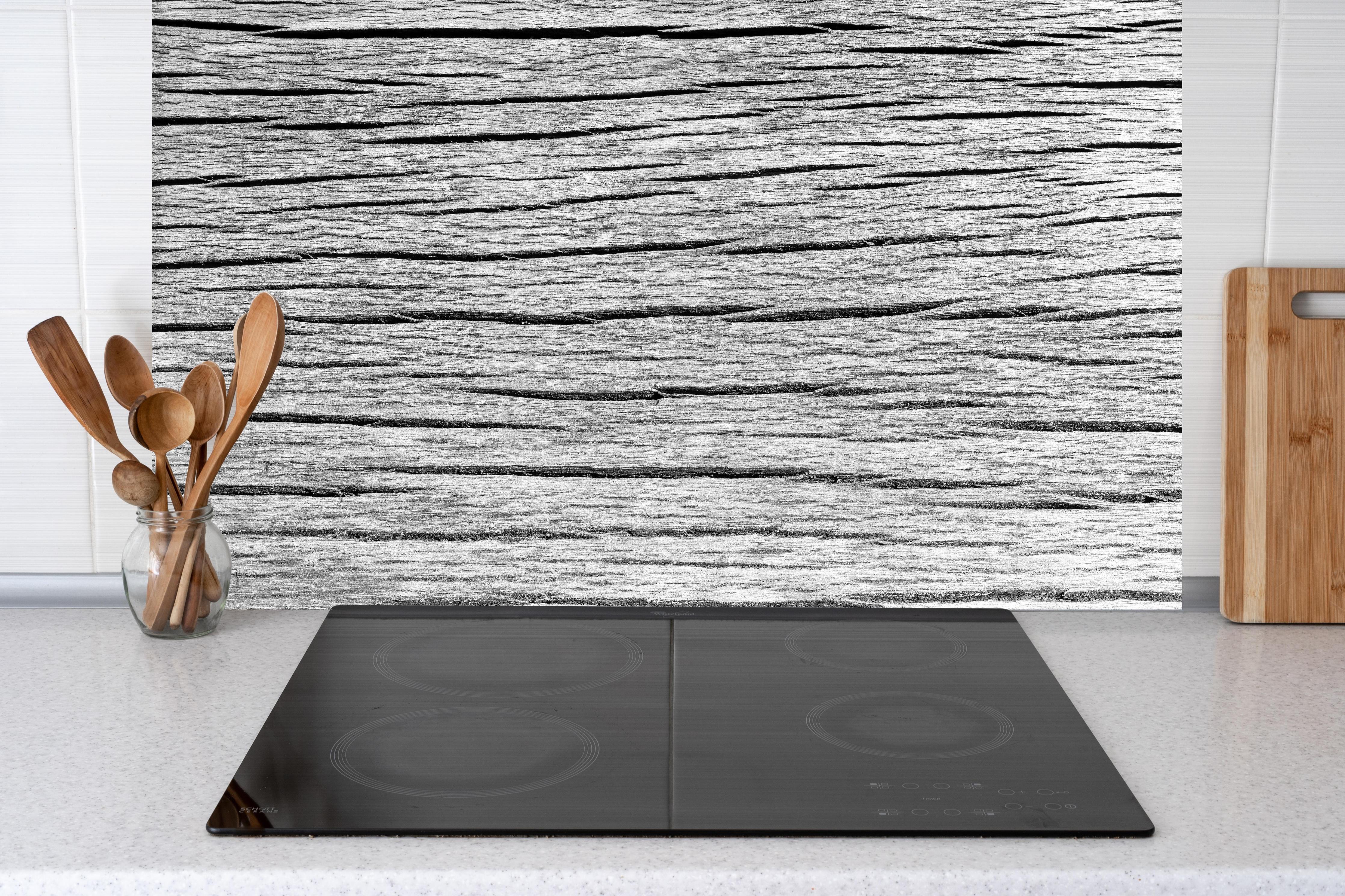 Küche - Seamless Panorama Weiße Holzstruktur hinter weißen Hochglanz-Küchenregalen und schwarzem Wasserhahn