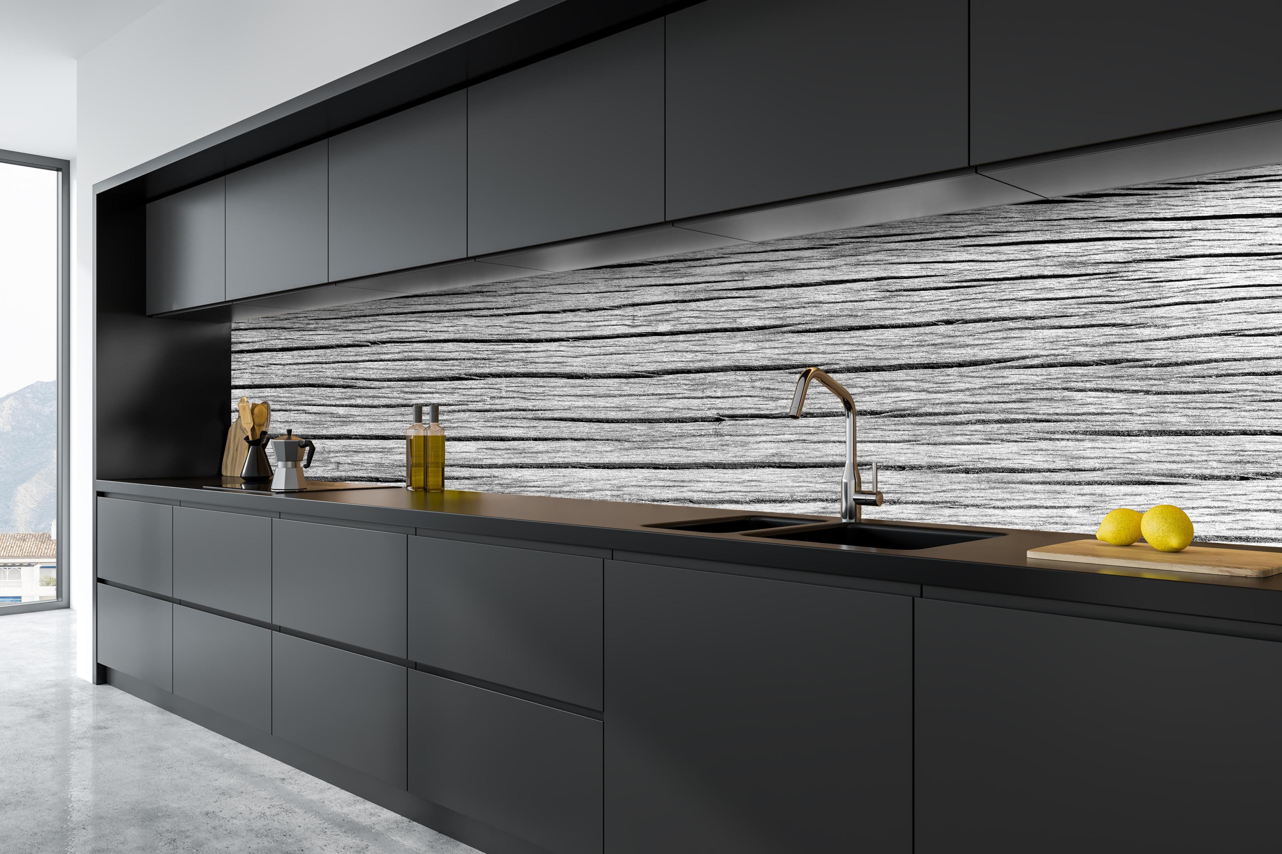 Küche - Seamless Panorama Weiße Holzstruktur hinter weißen Hochglanz-Küchenregalen und schwarzem Wasserhahn