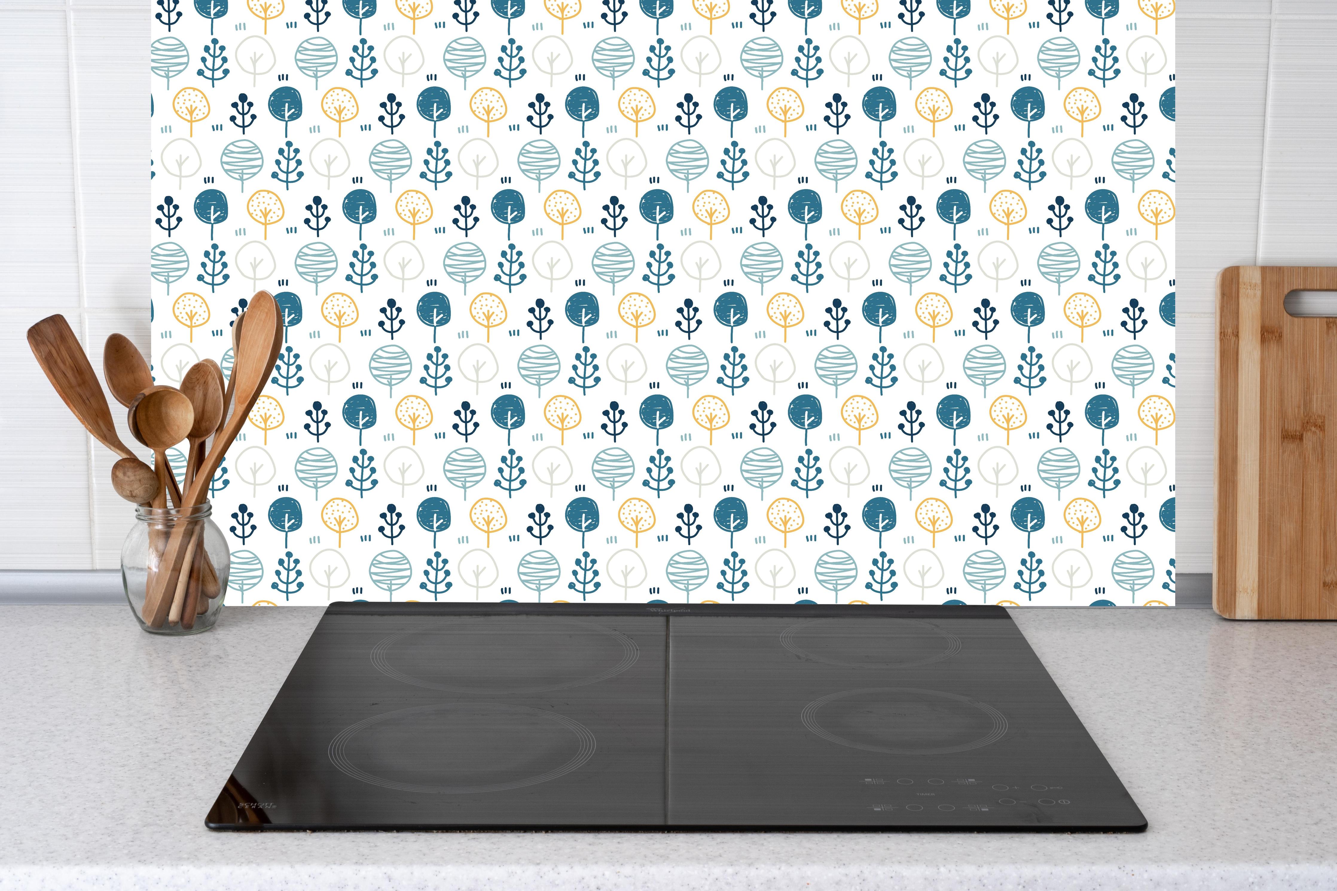 Küche - Seamless Scandinavian Abstract Pattern Design hinter weißen Hochglanz-Küchenregalen und schwarzem Wasserhahn