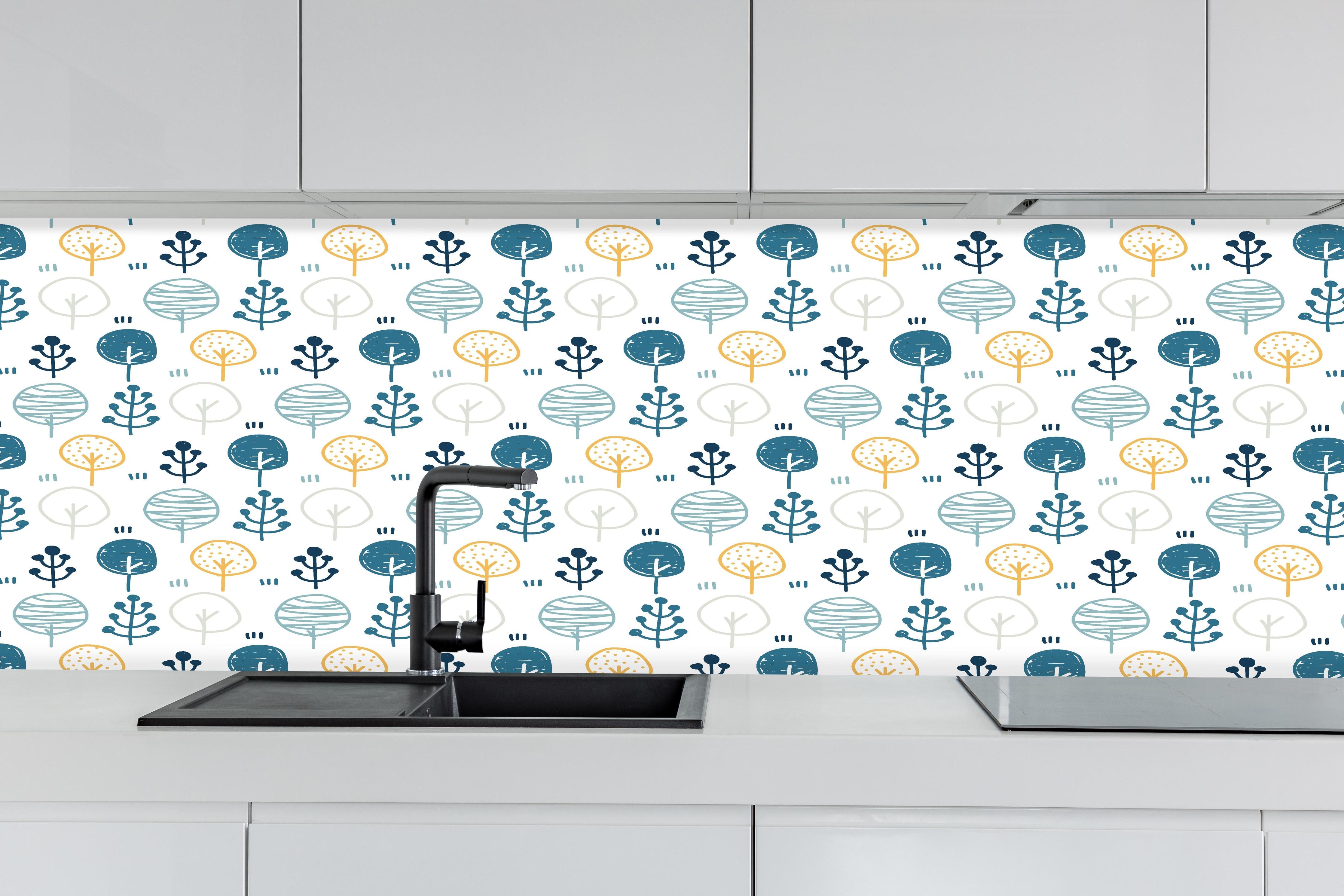 Küche - Seefahrt Muster in Blau-Gelb und Weiß hinter weißen Hochglanz-Küchenregalen und schwarzem Wasserhahn