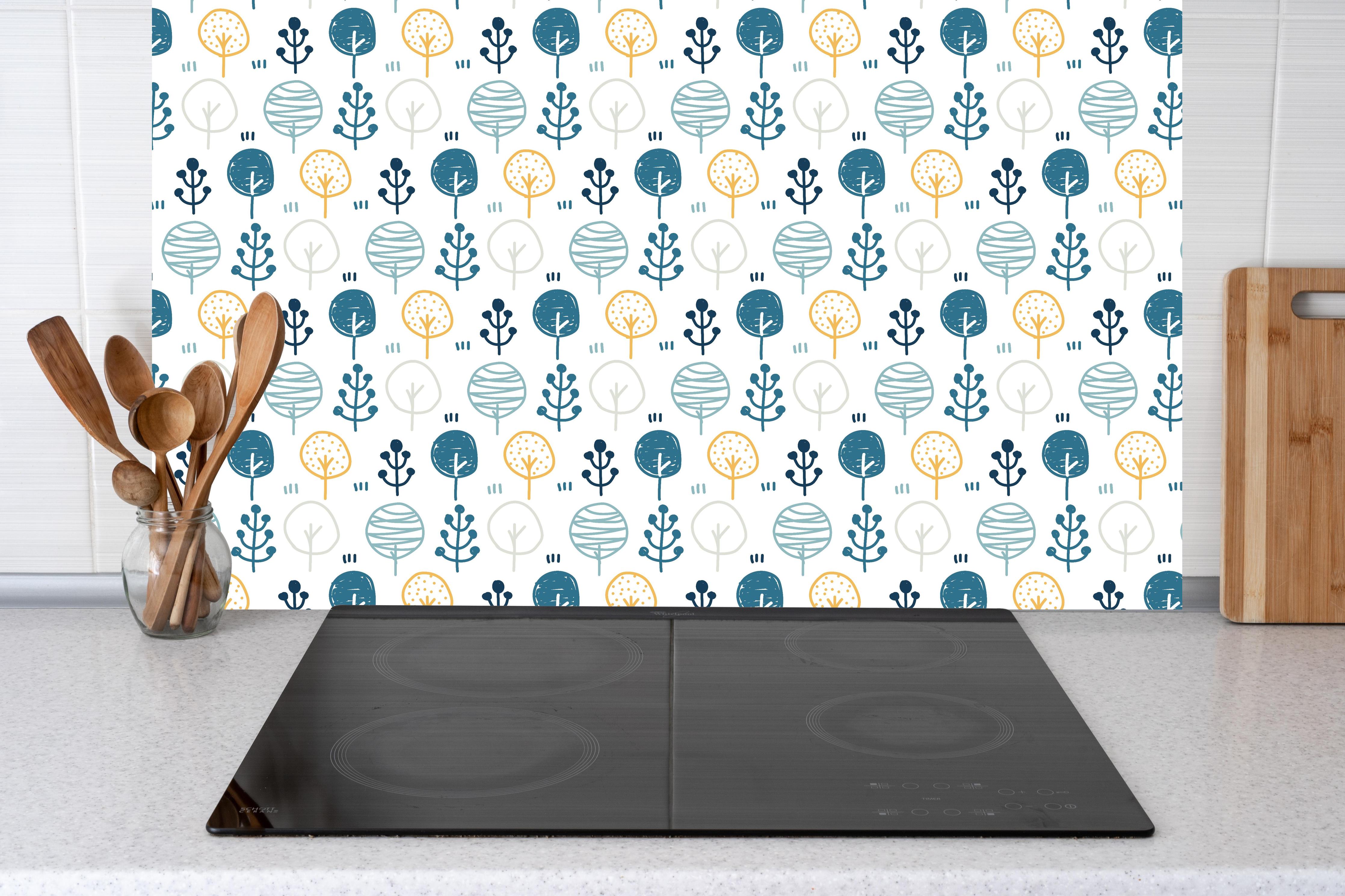 Küche - Seefahrt Muster in Blau-Gelb und Weiß hinter weißen Hochglanz-Küchenregalen und schwarzem Wasserhahn