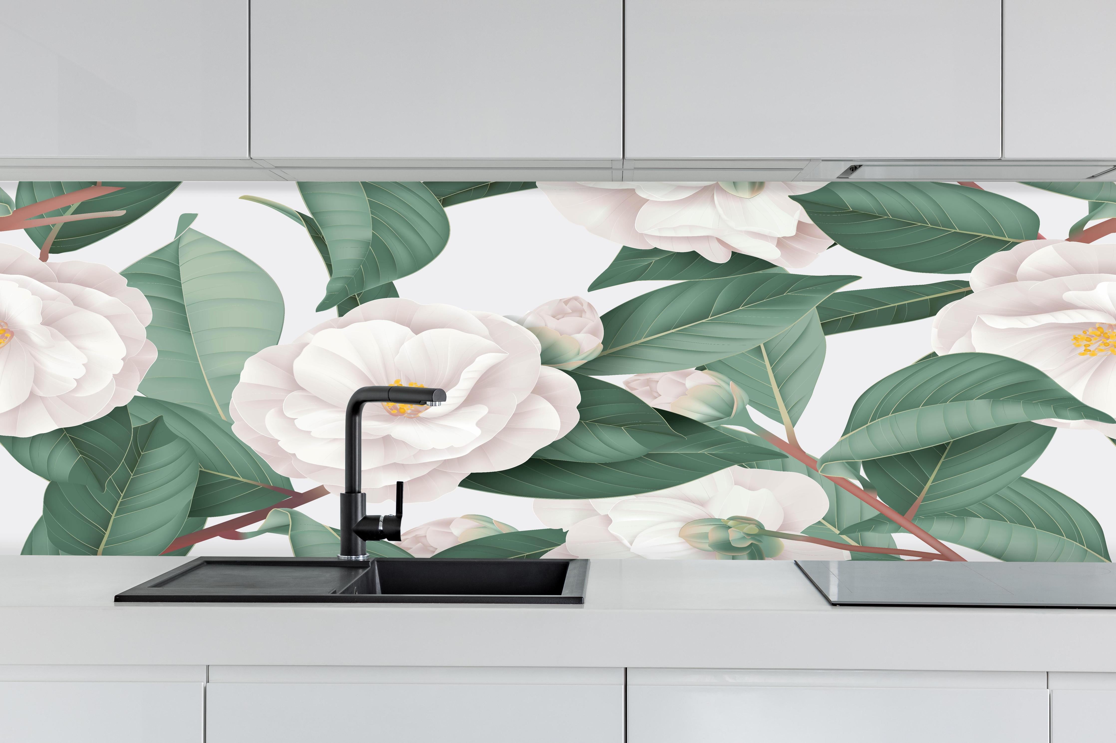 Küche - Semi-Double Camellia Floral Weiß-Grau hinter weißen Hochglanz-Küchenregalen und schwarzem Wasserhahn