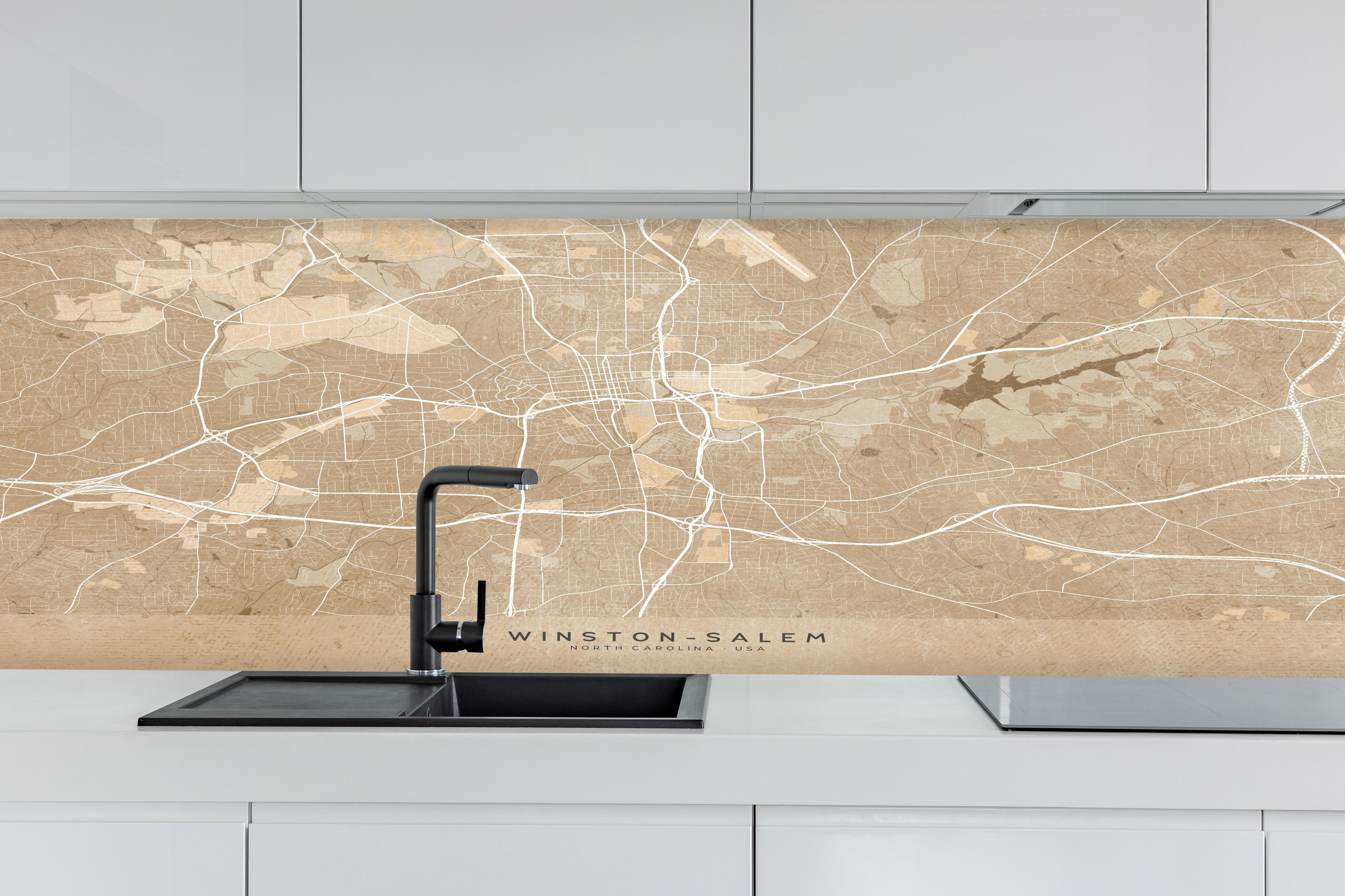 Küche - Sepia-Ton Vintage-Stil Karte von Winston-Salem hinter weißen Hochglanz-Küchenregalen und schwarzem Wasserhahn