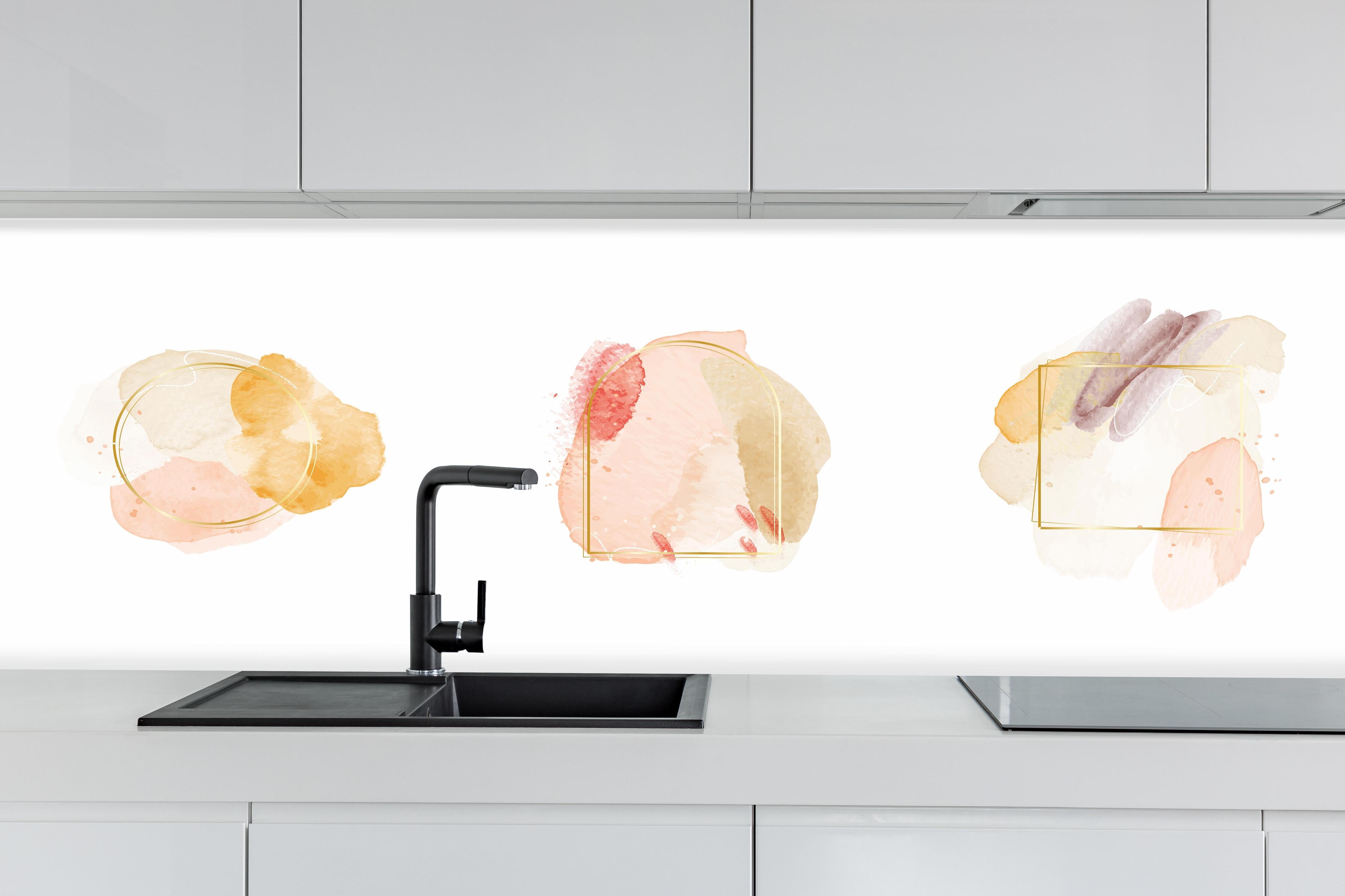 Küche - Set aus Pastell Aquarell Flecken Kunst hinter weißen Hochglanz-Küchenregalen und schwarzem Wasserhahn