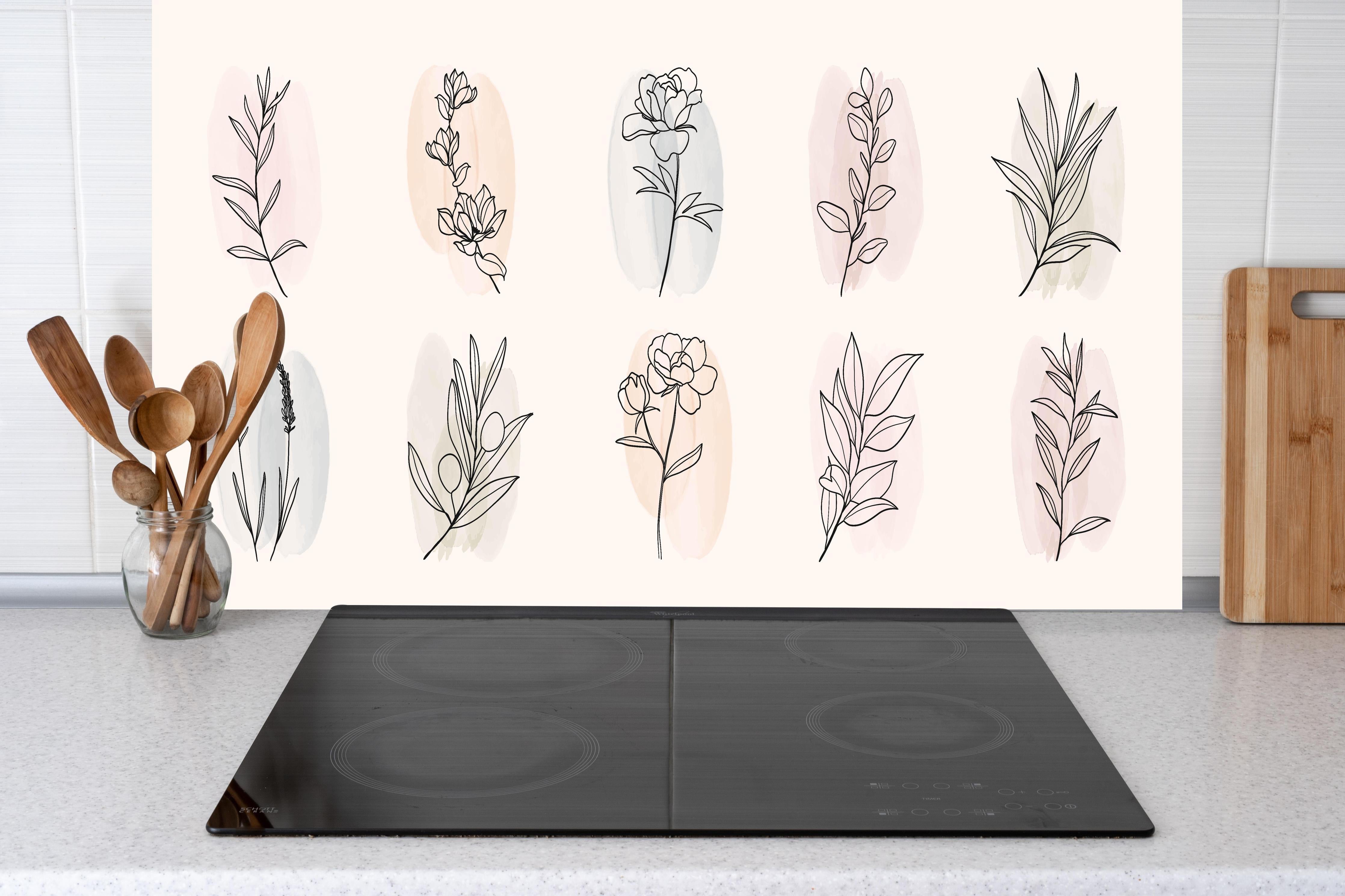 Küche - Set mit Blumenillustrationen in Pastellfarben hinter weißen Hochglanz-Küchenregalen und schwarzem Wasserhahn