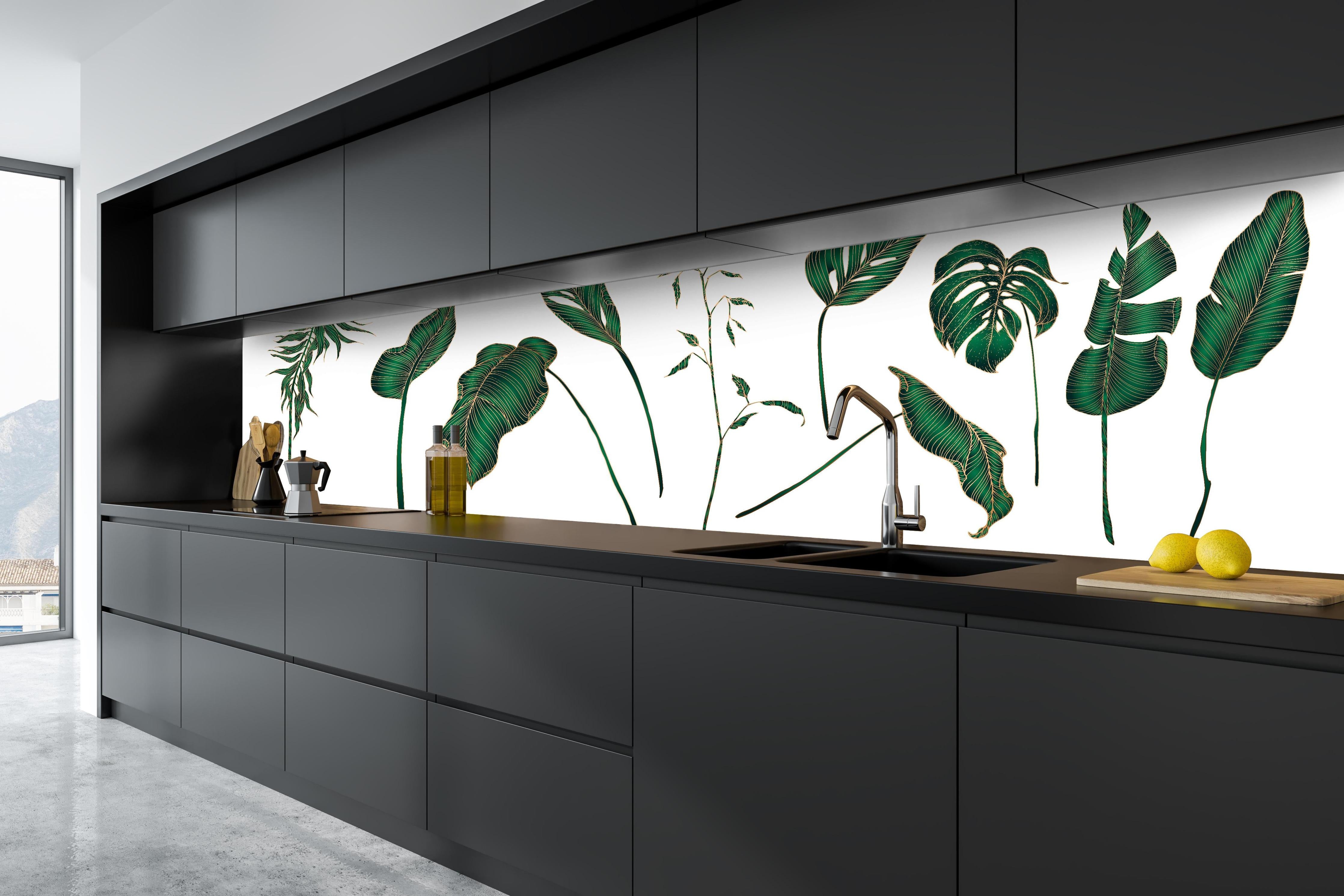 Küche - Set von tropischen Pflanzen Illustrationen hinter weißen Hochglanz-Küchenregalen und schwarzem Wasserhahn