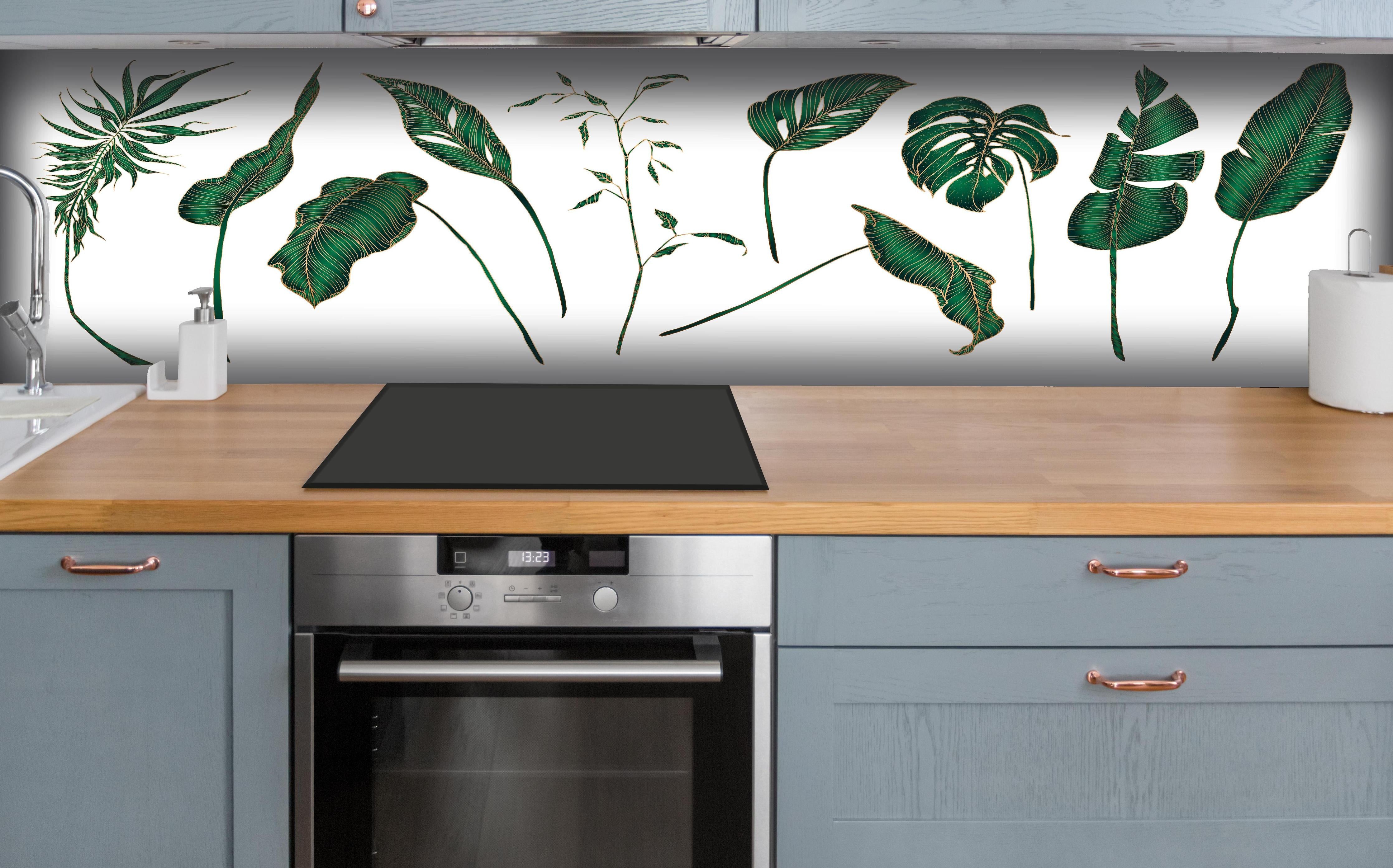 Küche - Set von tropischen Pflanzen Illustrationen hinter weißen Hochglanz-Küchenregalen und schwarzem Wasserhahn