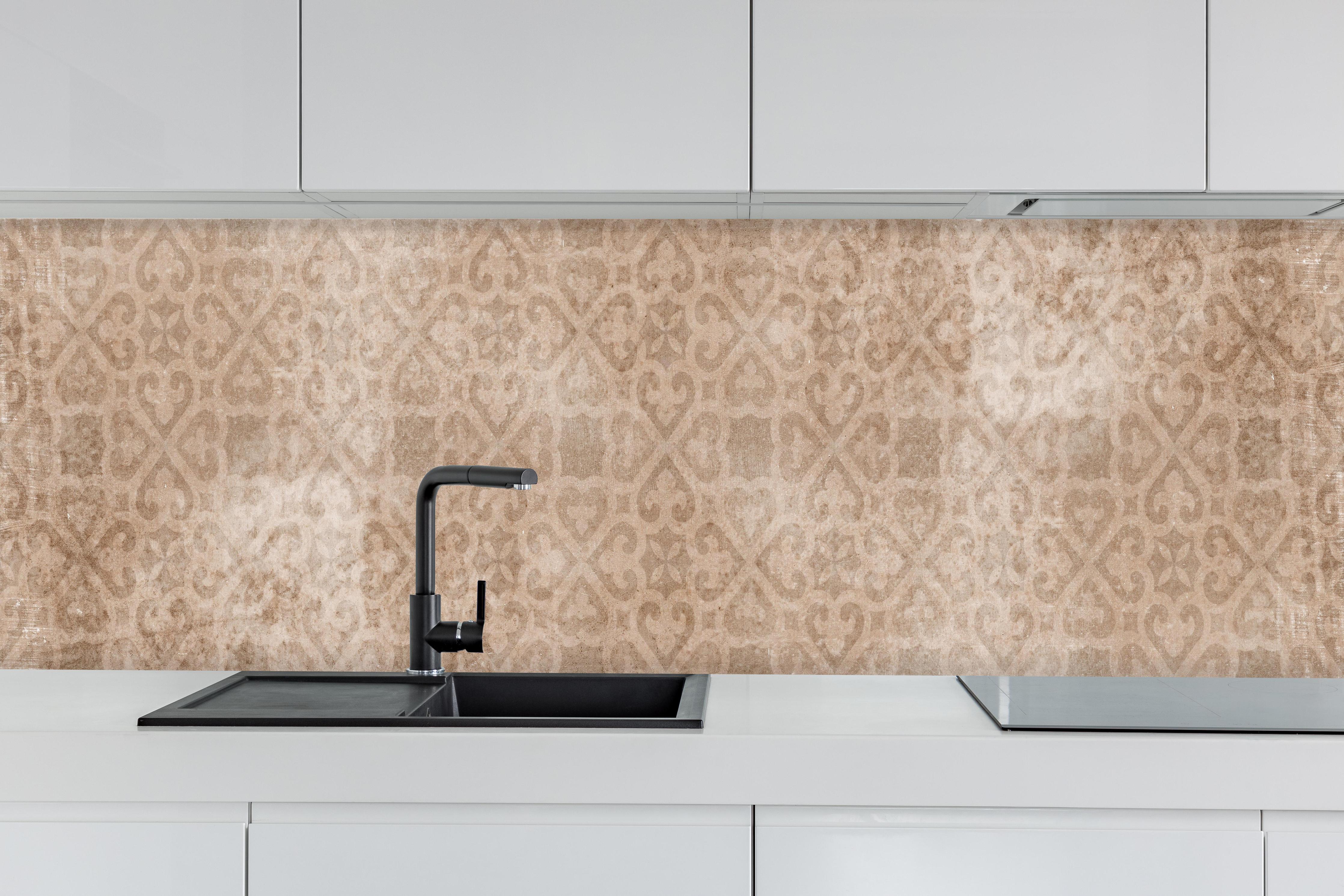 Küche - Shabby Chic Patchwork Fliesen Wanddekor hinter weißen Hochglanz-Küchenregalen und schwarzem Wasserhahn