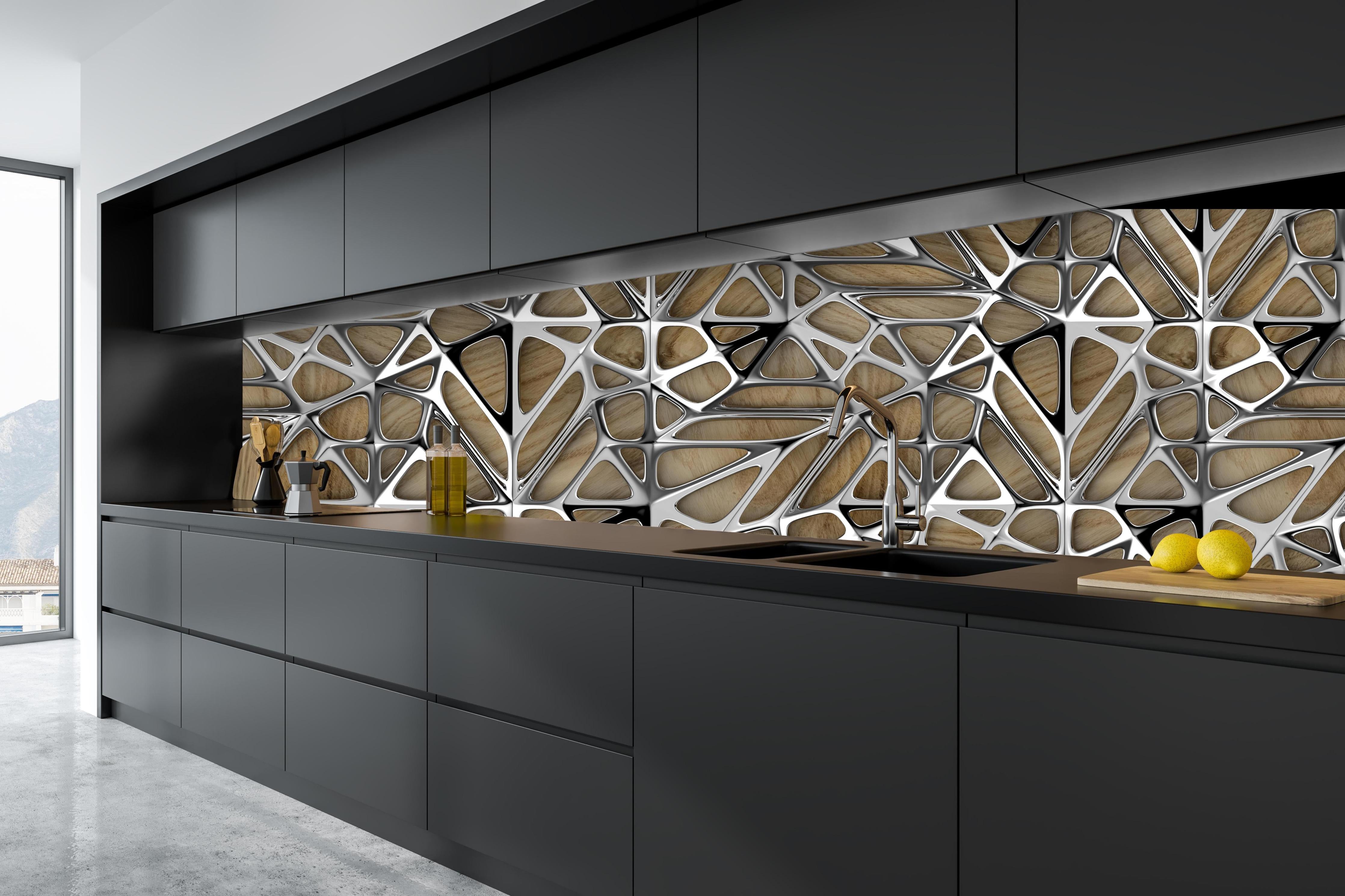 Küche - Silernes Gitter Muster hinter weißen Hochglanz-Küchenregalen und schwarzem Wasserhahn