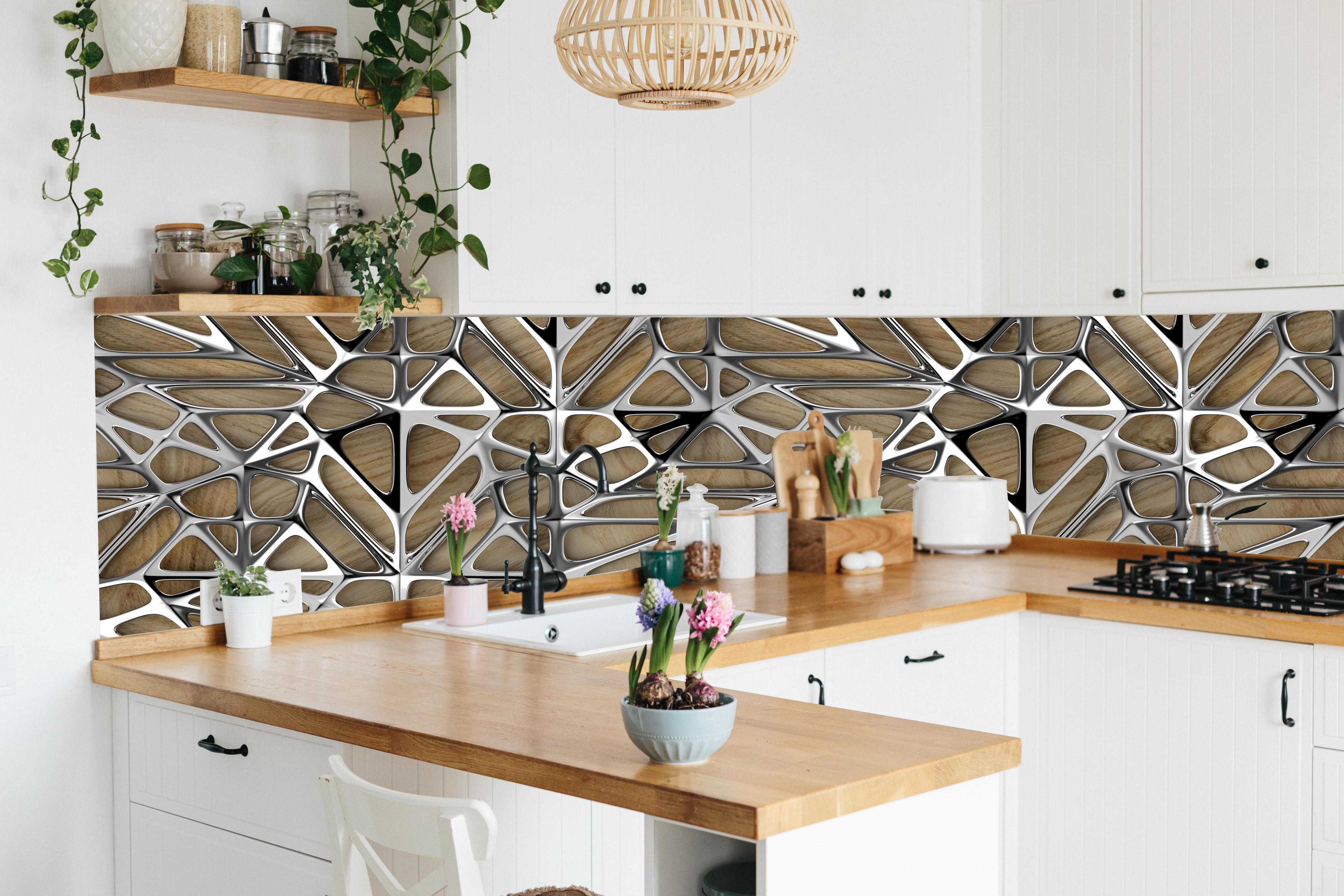 Küche - Silernes Gitter Muster hinter weißen Hochglanz-Küchenregalen und schwarzem Wasserhahn